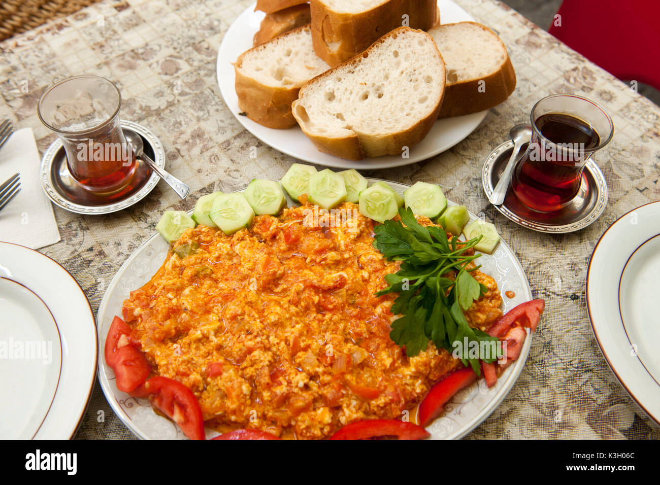 La Turquie, province de Mugla, Skyum Østerstrand Menemen turc, un plat d'oeufs Banque D'Images