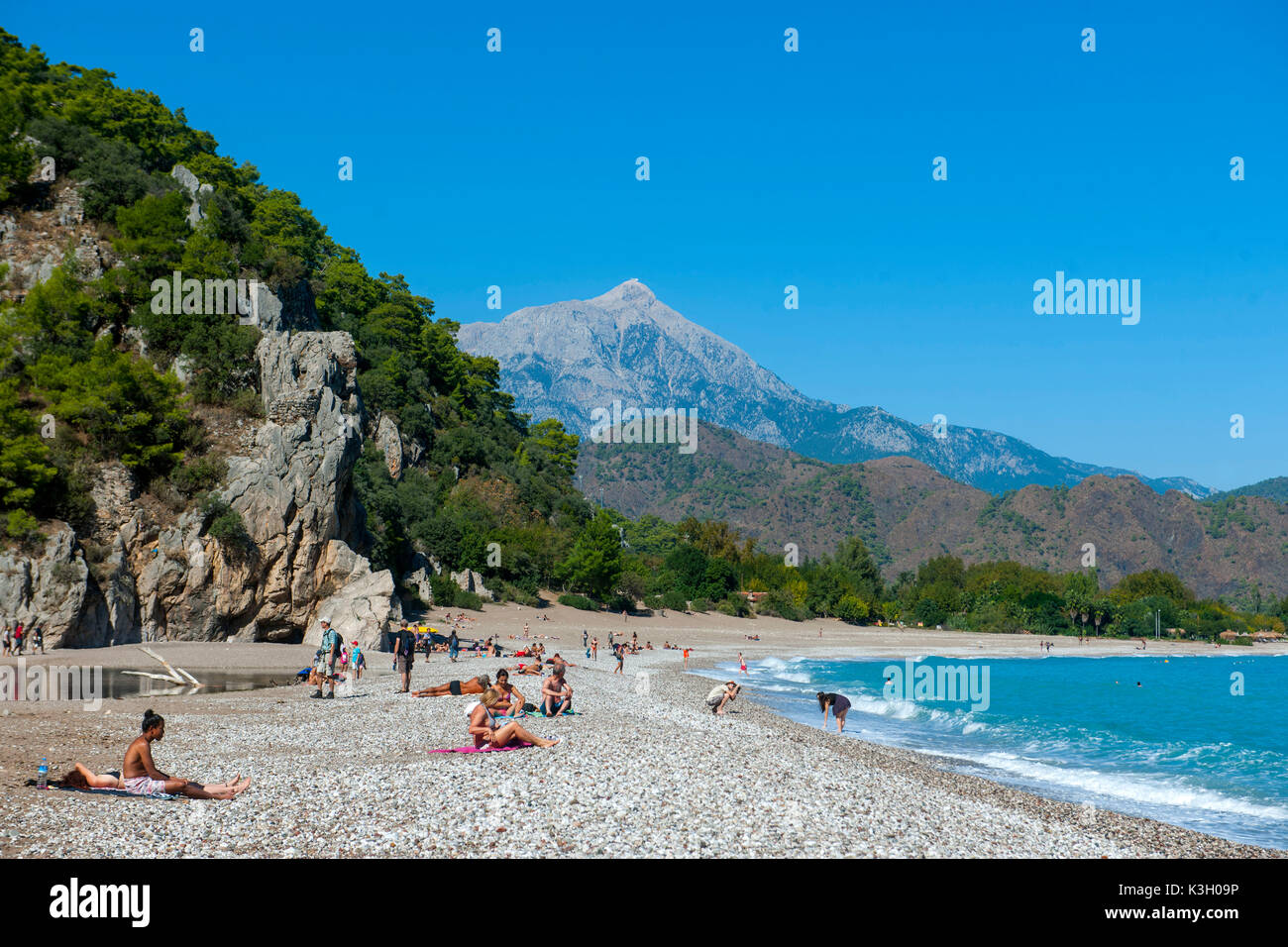 Turquie, Antalya, Cirali Köyü, plage d'Olympos et Cirali, à l'arrière-plan dans les temps anciens le Mont Olympe appelé mountain Tahtali dagi Banque D'Images