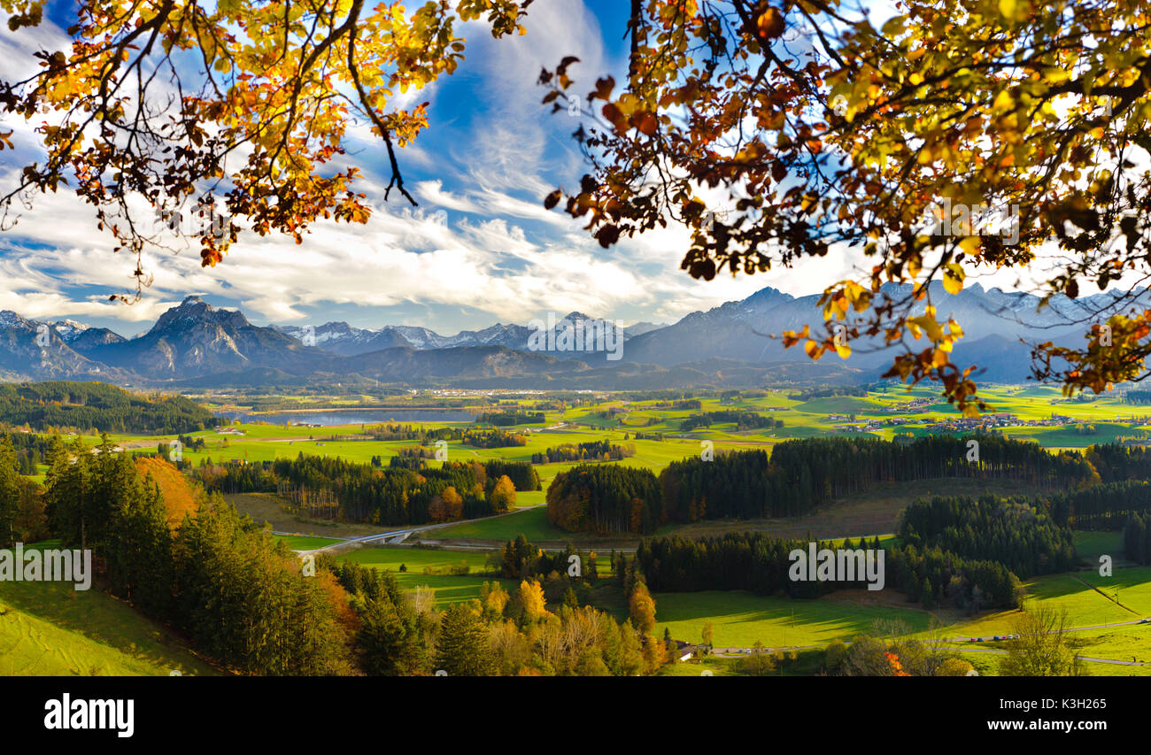 Paysage panoramique en Bavière dans l'Allgäu Hopfensee étroite et la chaîne de montagnes des Alpes montagne proche Säuling en face de Füssen Banque D'Images