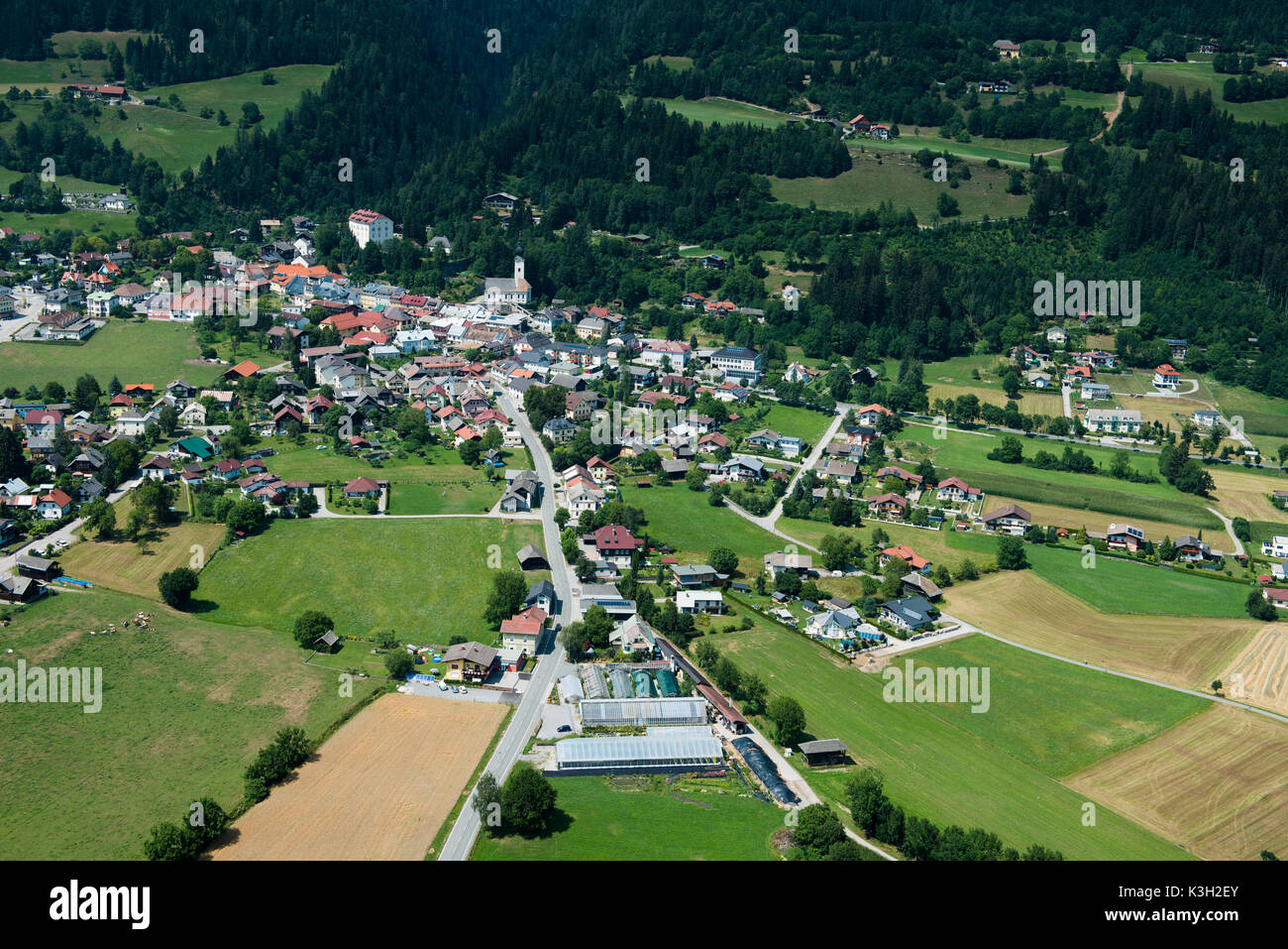 Au milieu local, Greifenberg, Carinthie, Drautal, photo aérienne, Autriche Banque D'Images