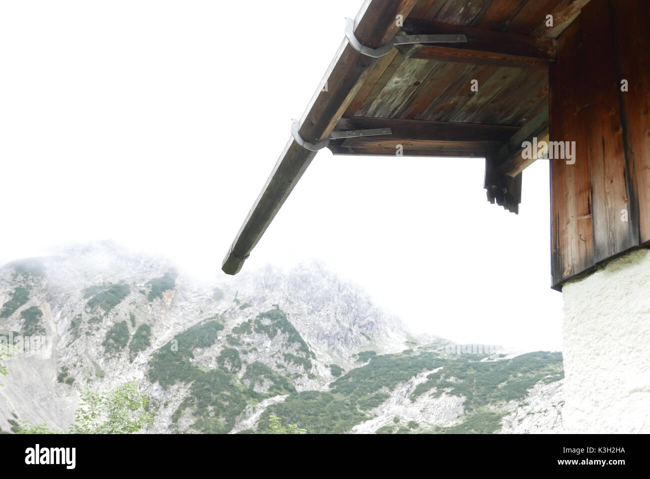 Mountain hut, hut toiture, gouttière, brouillard élevé Banque D'Images