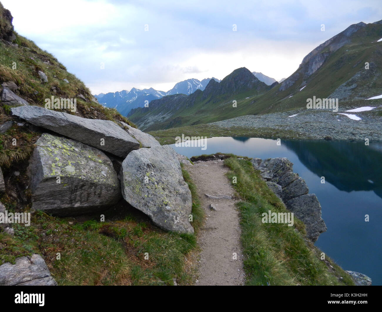 Cours à l'Eisbruggsee Magstein Pfunderer, fermer les petites montagnes, Tyrol du Sud, Banque D'Images