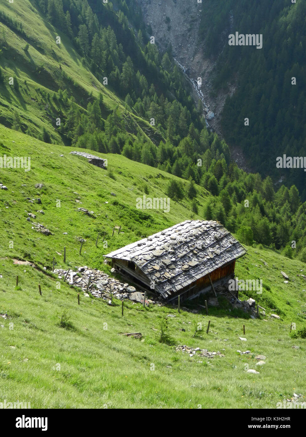 Cabane de l'aire de répartition de l'Valzarer alp dans une haute vallée de la vallée de Pfunderer, Tyrol du Sud, Banque D'Images