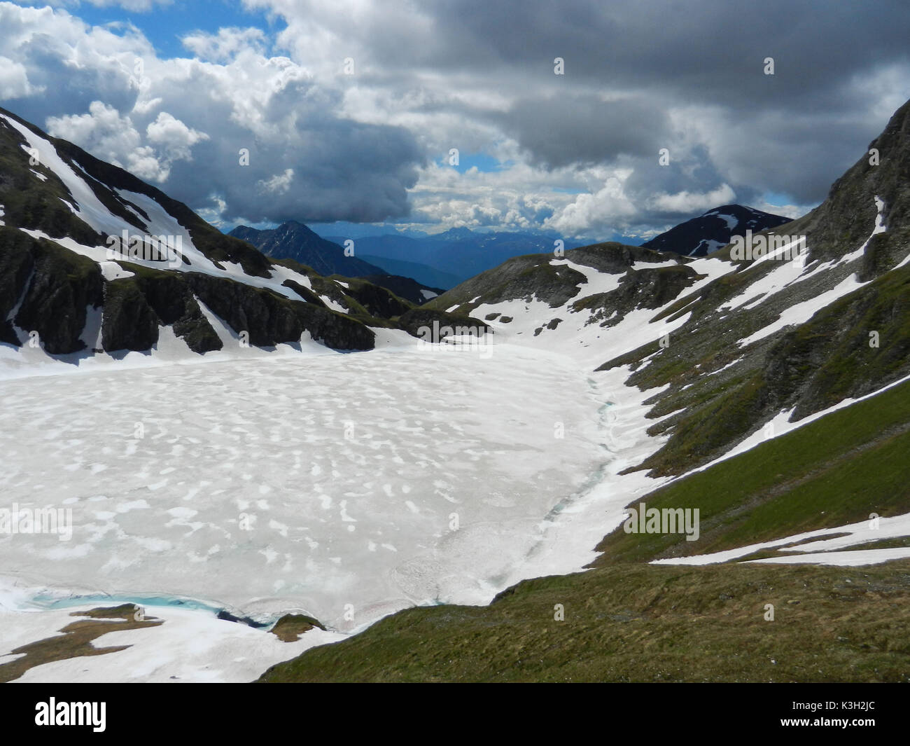 Icebound encore Mountain Lake à l'Pfunderer Montagnes, Lac sauvage, ci-dessous, point de croisement sauvage Banque D'Images