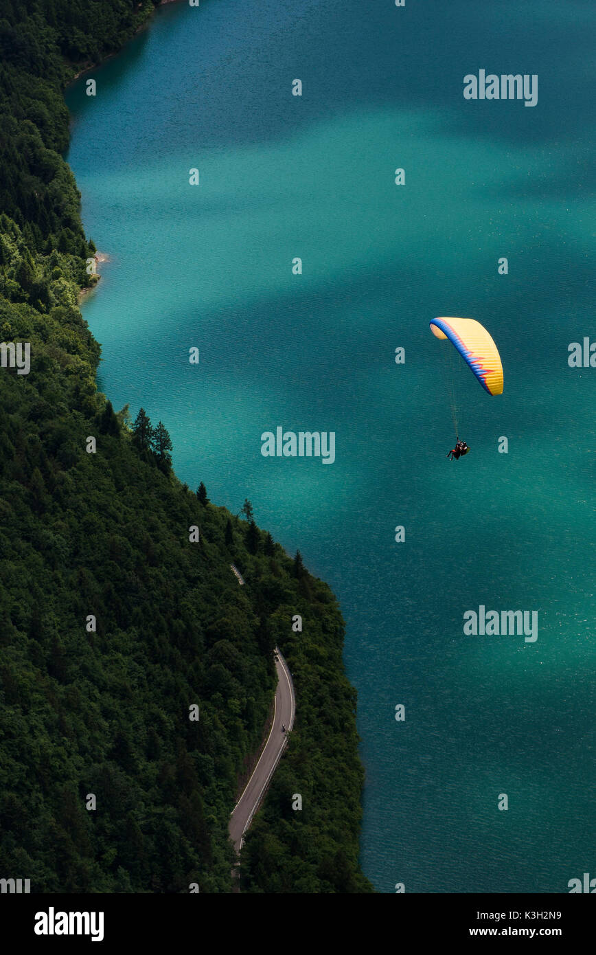 Plus Molvenersee parapente, rive, bois de montagne, photo aérienne, Trentin, Italie Banque D'Images