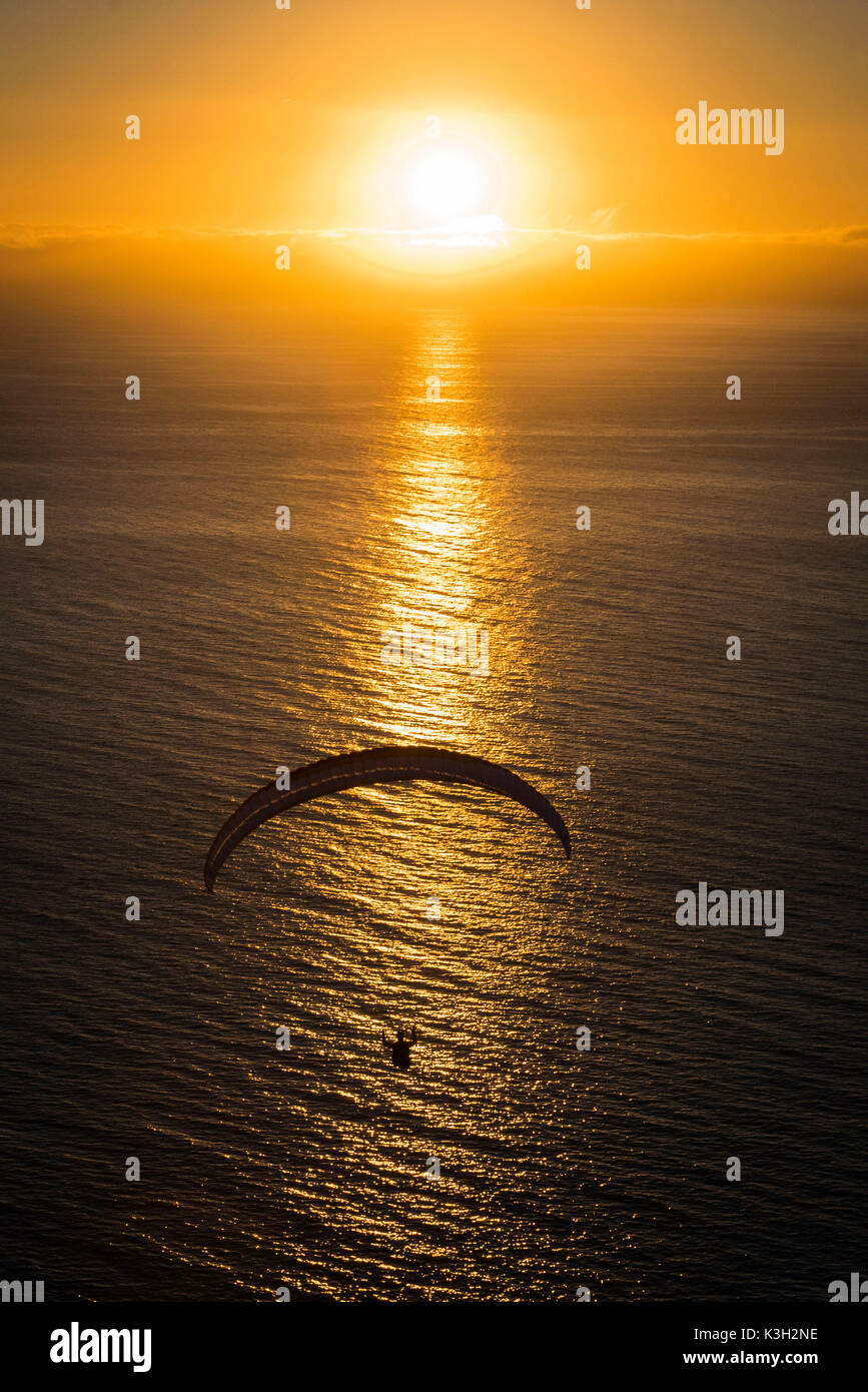 Parapente au-dessus de l'Atlantique, le coucher du soleil, photo aérienne, île de La Palma, îles Canaries, Espagne large Cana Banque D'Images