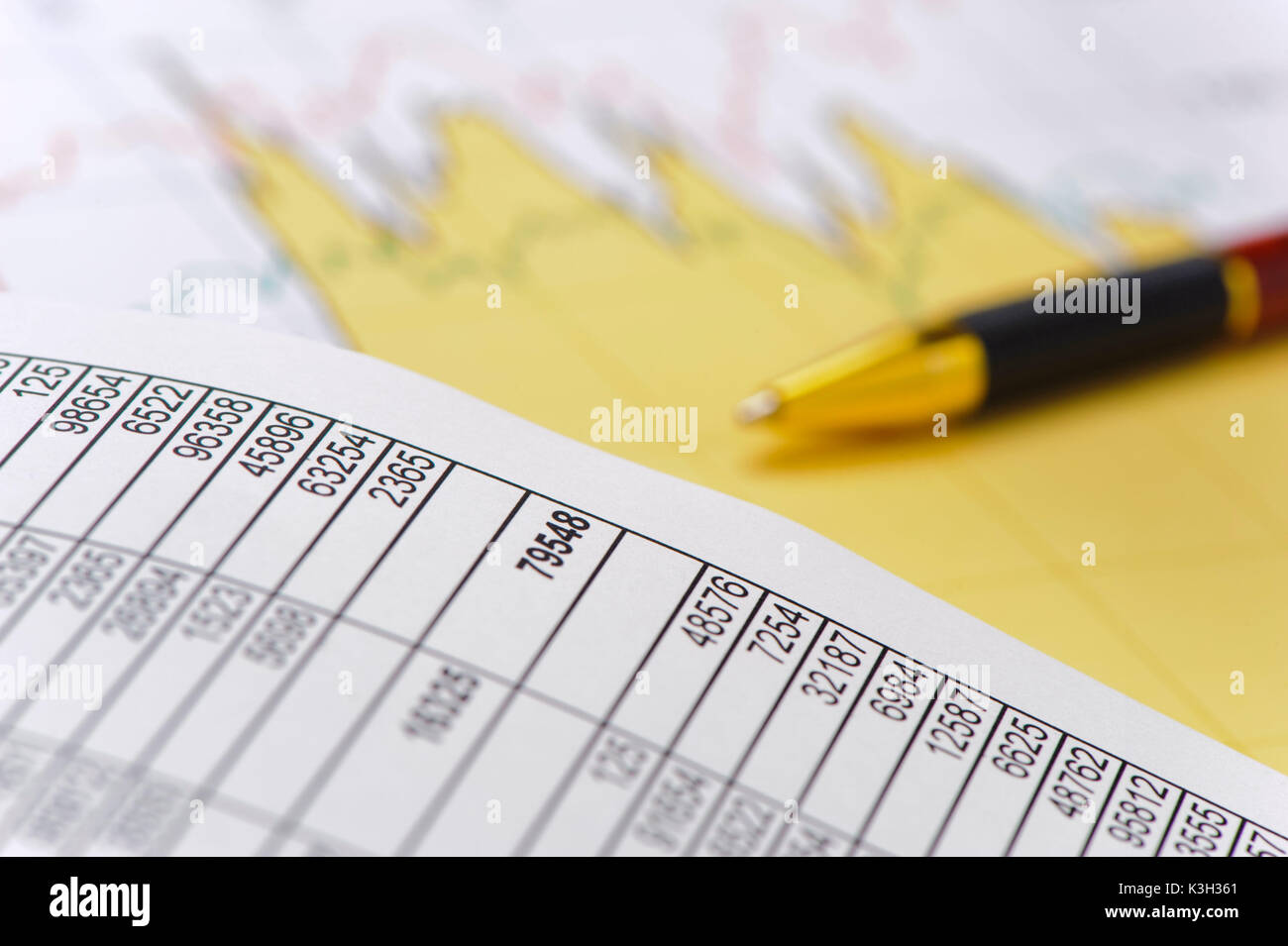 Finance, Bourse et stocks avec graphique, diagramme et table numérique Banque D'Images