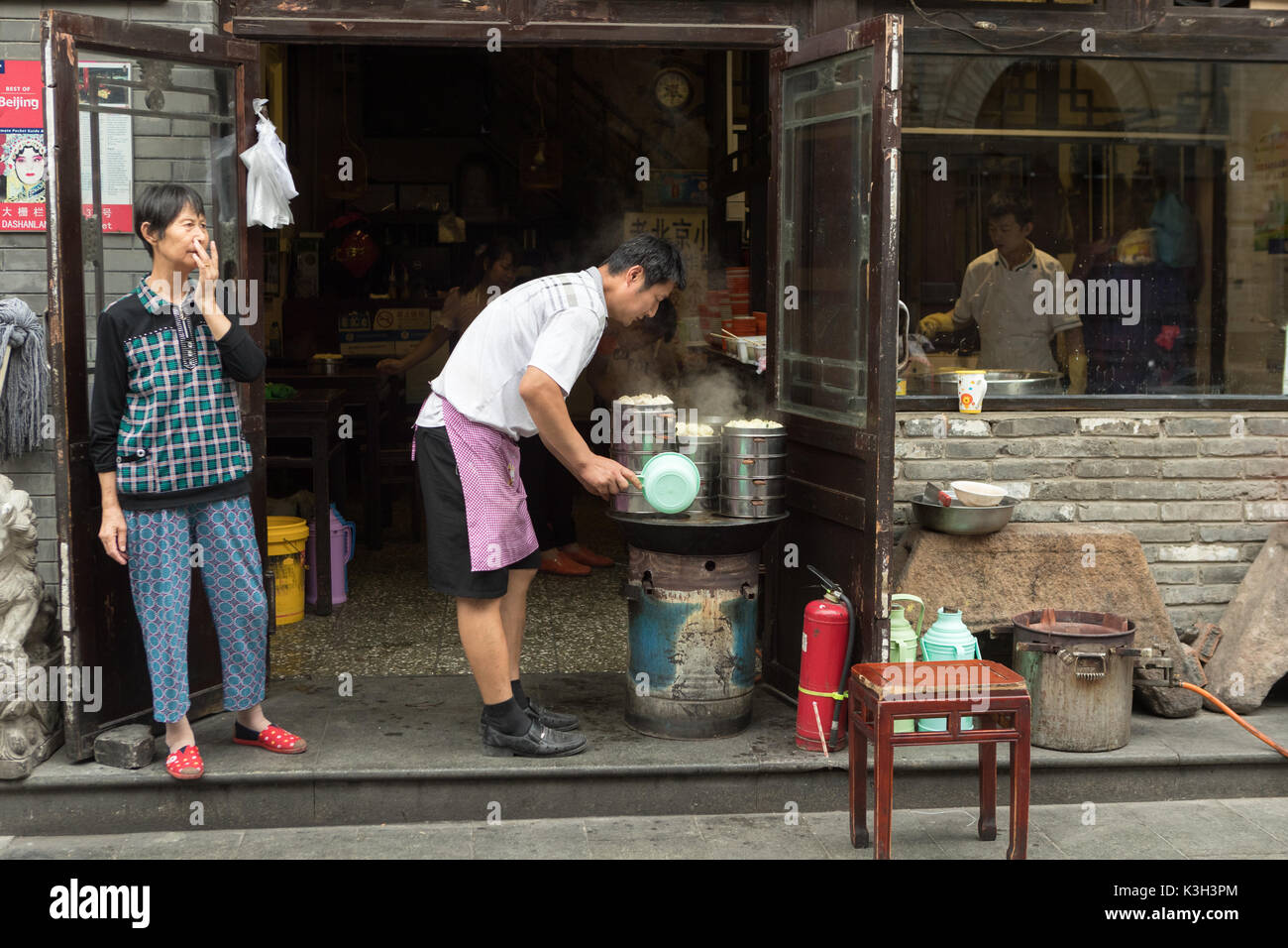 Beijing, China-July 22, 2017 : les ruelles de la ville de Beijing en Chine. Les gens boutiques dans les marchés de rue, faire cuire et manger les aliments traditionnels chinois alors qu'ils Banque D'Images