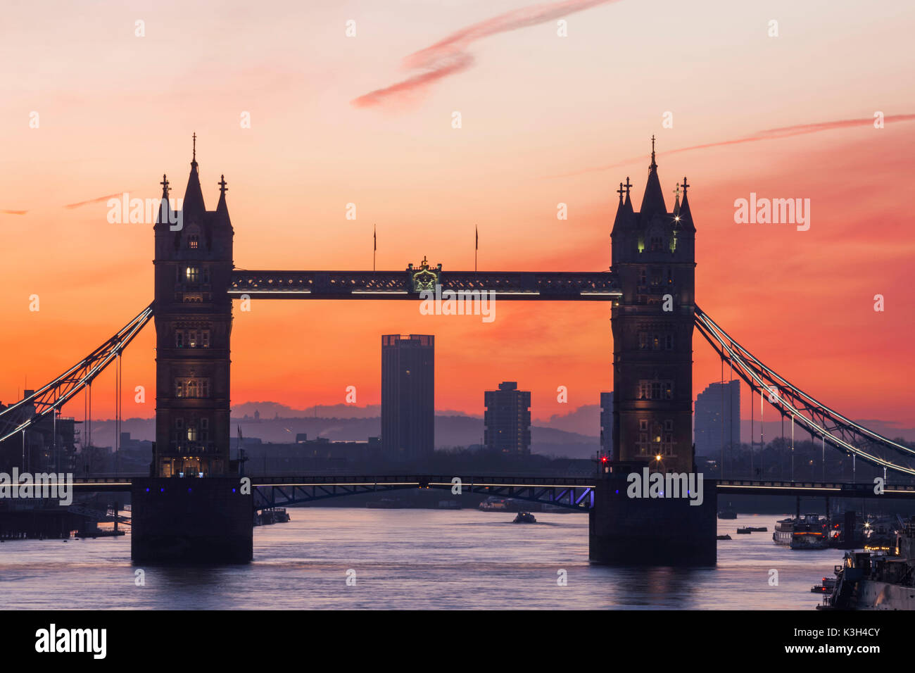 L'Angleterre, Londres, Tower Bridge à l'aube Banque D'Images