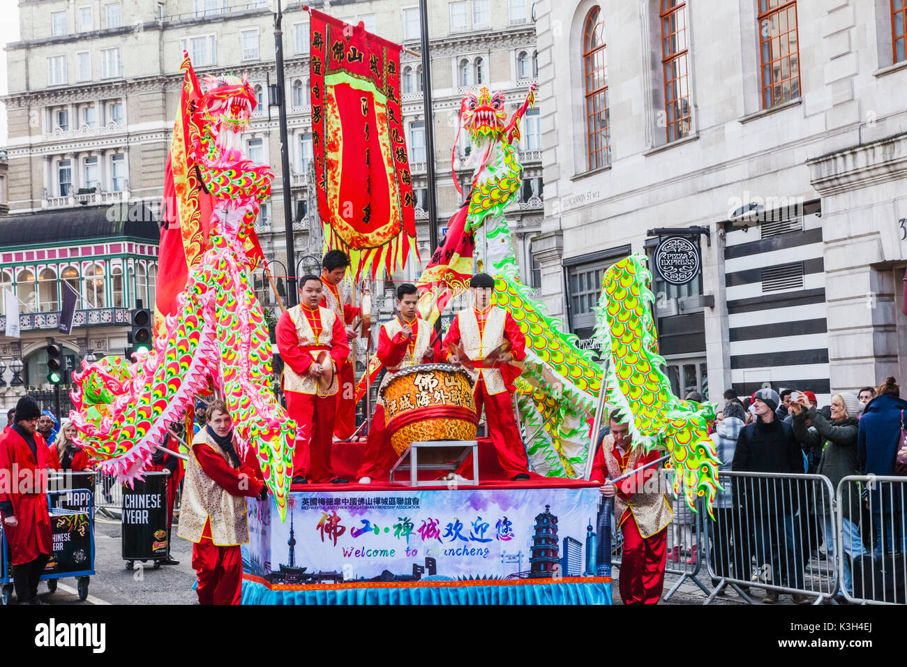 L'Angleterre, Londres, le quartier chinois, le Nouvel An Chinois, Festival Parade Float et spectateurs Banque D'Images
