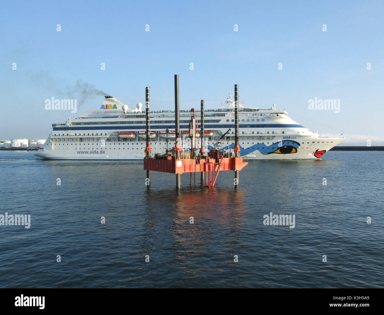 La plate-forme de forage et d'un paquebot de croisière, Le Havre, Normandie, France Banque D'Images