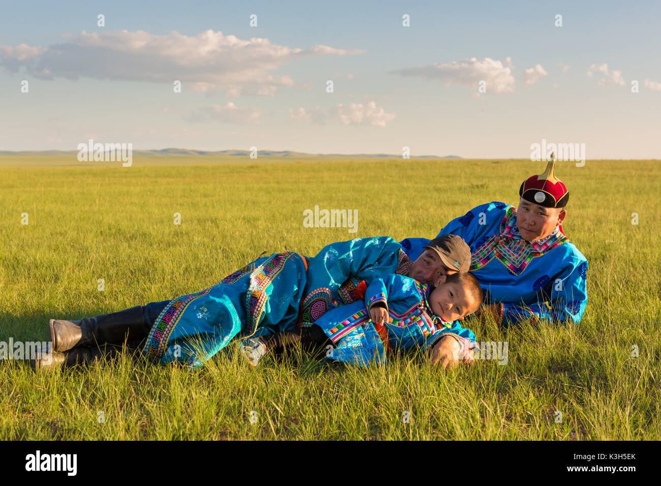 En Mongolie intérieure, Chine-juillet 30, 2017 : la famille mongole nomade avec leurs robes colorées près de leur maison à la prairie immense du pays Banque D'Images