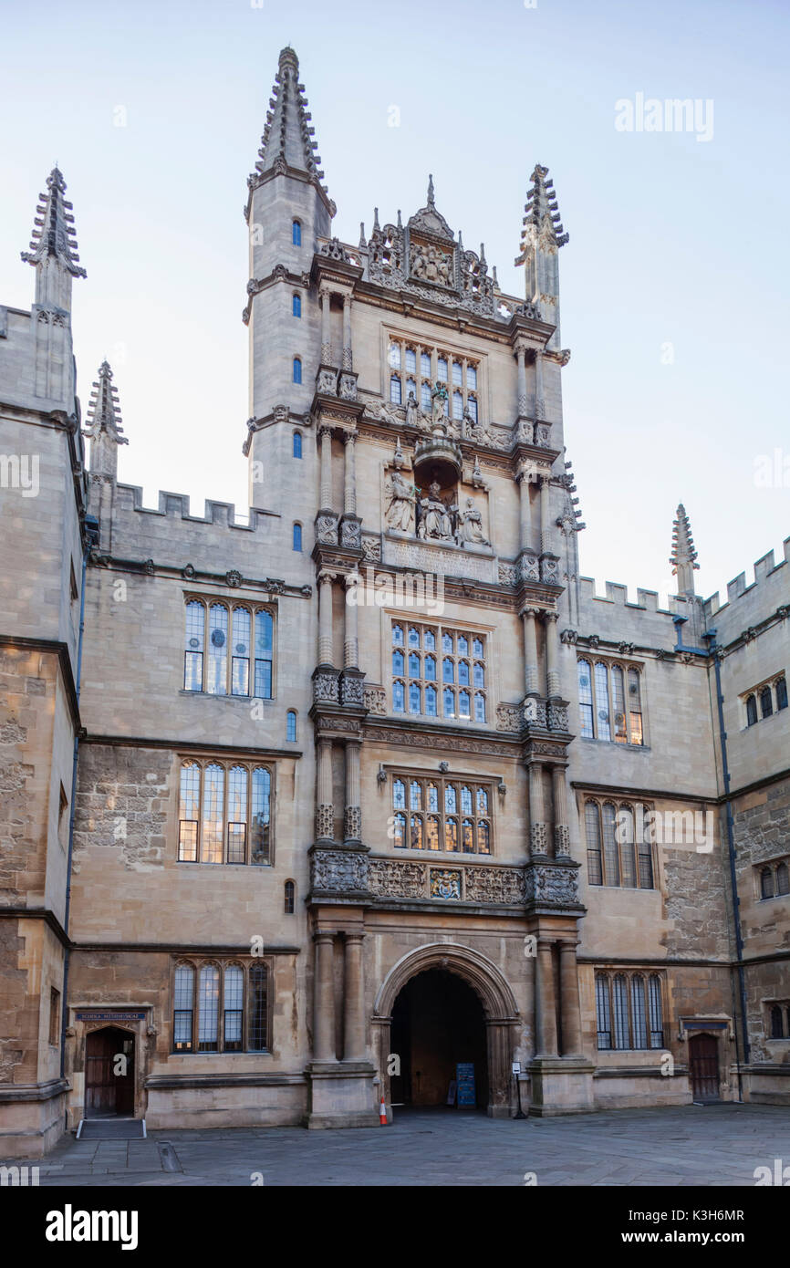 L'Angleterre, l'Oxfordshire, Oxford, Bodleian Library Building, porte d'entrée Banque D'Images