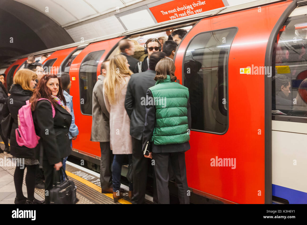 L'Angleterre, Londres, le métro bondé, Métro Transport Banque D'Images