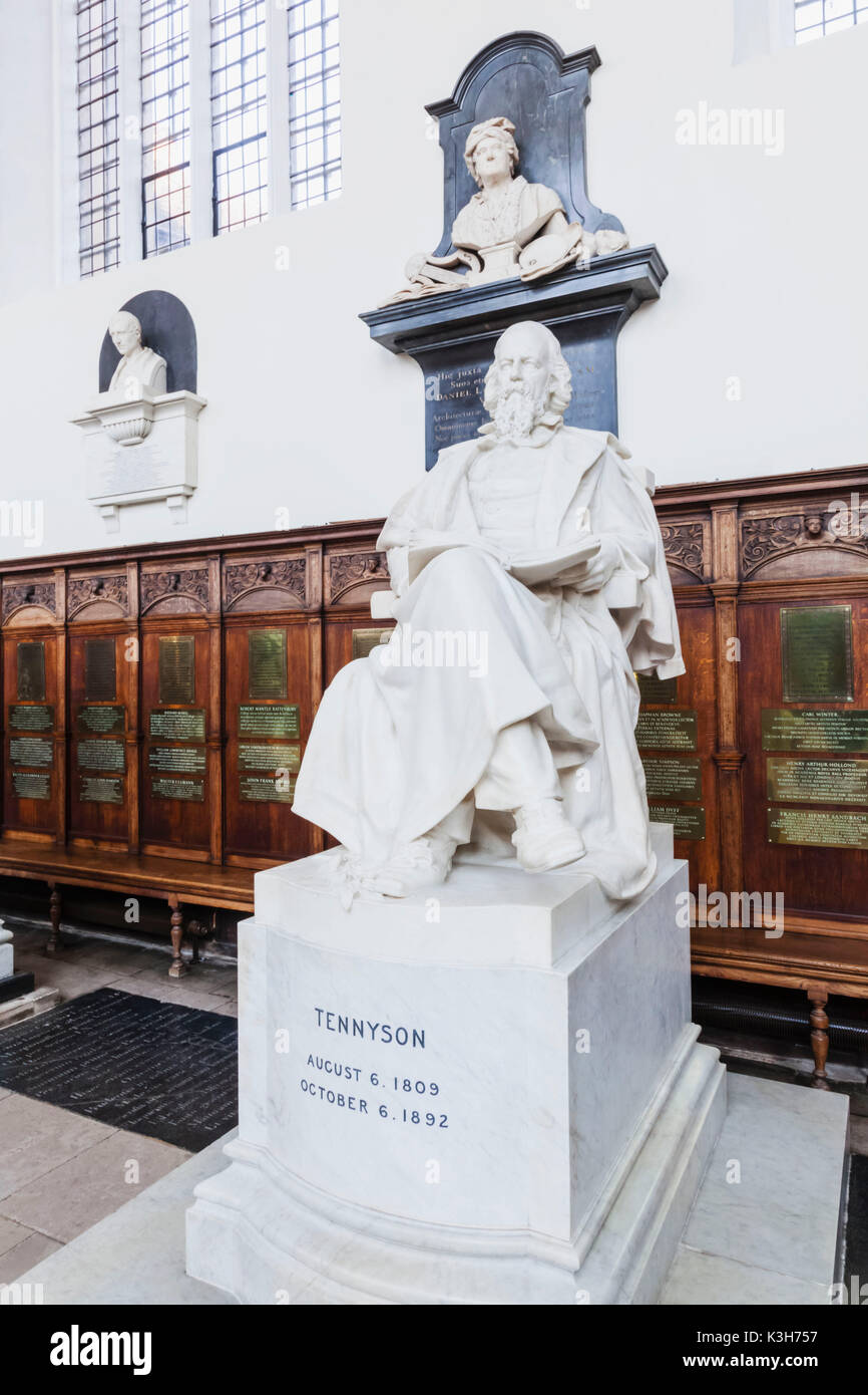 L'Angleterre, Cambridge, Cambridgeshire, Trinity College, La Chapelle, la statue d'Alfred Lord Tennyson Banque D'Images