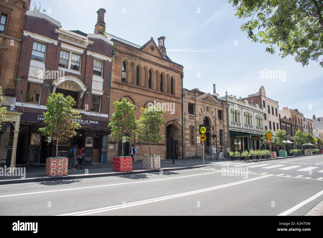 SYDNEY, NSW, Australie-novembre 20,2016 : Fortune de guerre architecture brique pub avec façade sur rue et les touristes à Sydney, Australie Banque D'Images