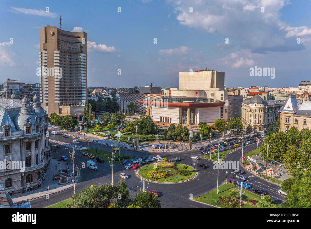 Roumanie, Bucarest ville, place de l'université, le Théâtre National et l'Hôtel Intercontinental Banque D'Images