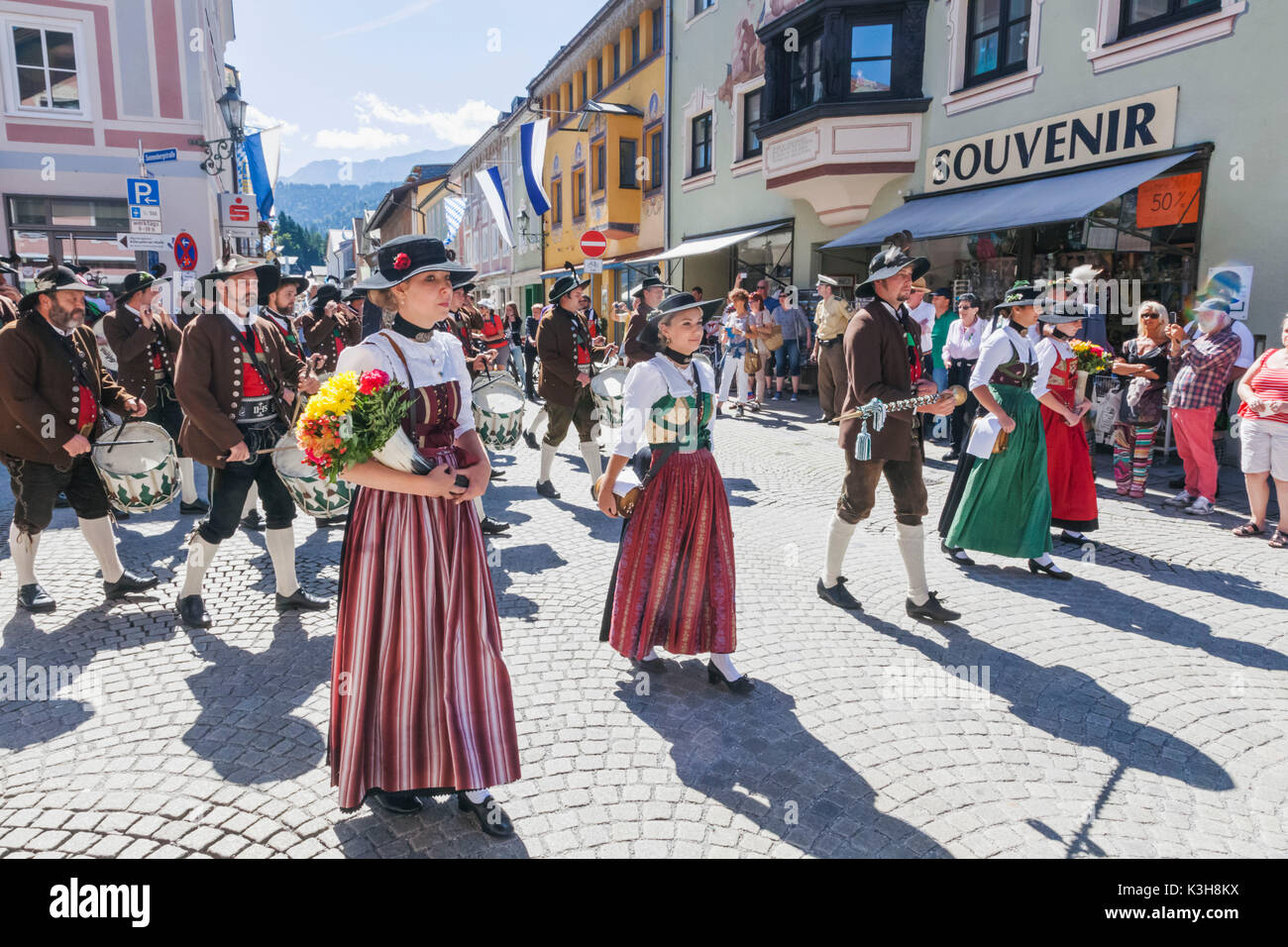 Germany, Bavaria, Munich, festival bavarois, Groupe en costume traditionnel Banque D'Images