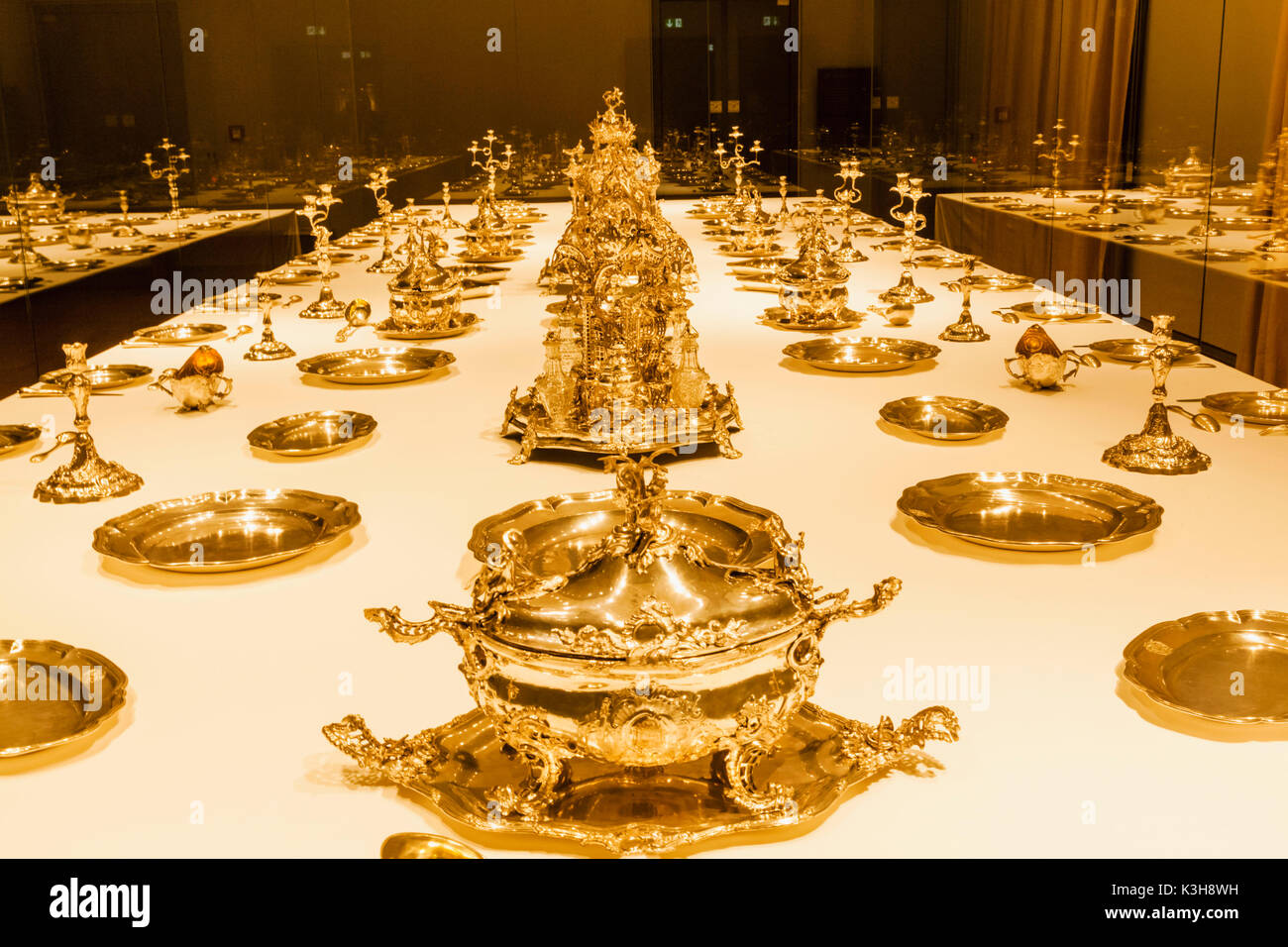 Germany, Bavaria, Munich, musée national bavarois, 18e siècle Silver Service à table depuis Augsburg Banque D'Images