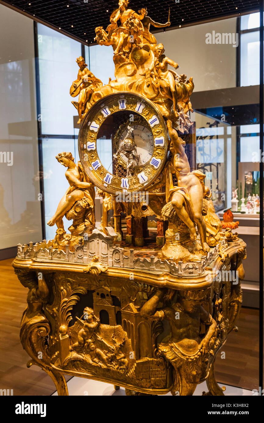 Germany, Bavaria, Munich, musée national bavarois, Réveil Historique de l'usine de porcelaine de Meissen avec mouvement français daté 1787 Banque D'Images