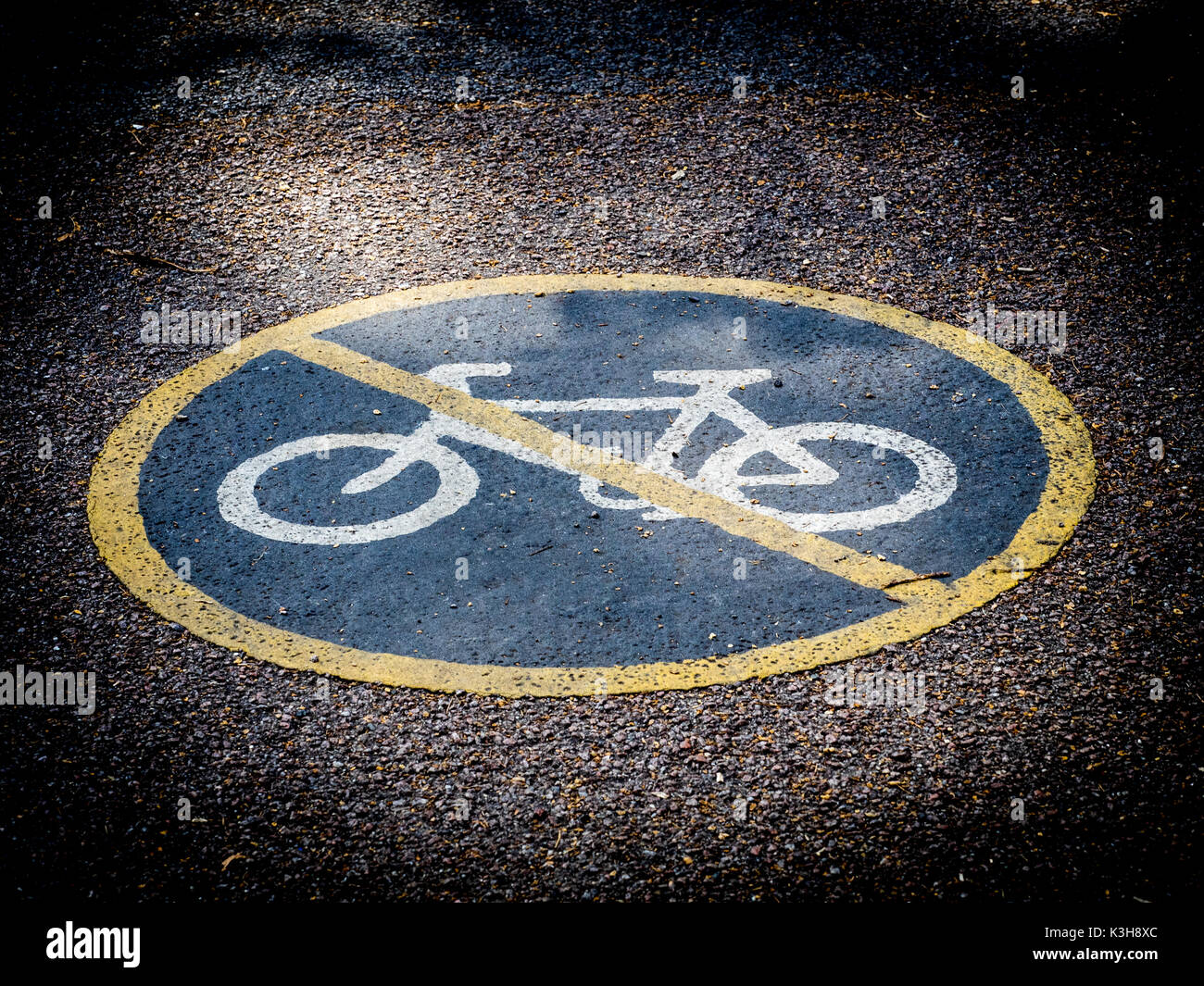 Pas de vélo signe sur le trottoir d'un parc à Cambridge UK Banque D'Images