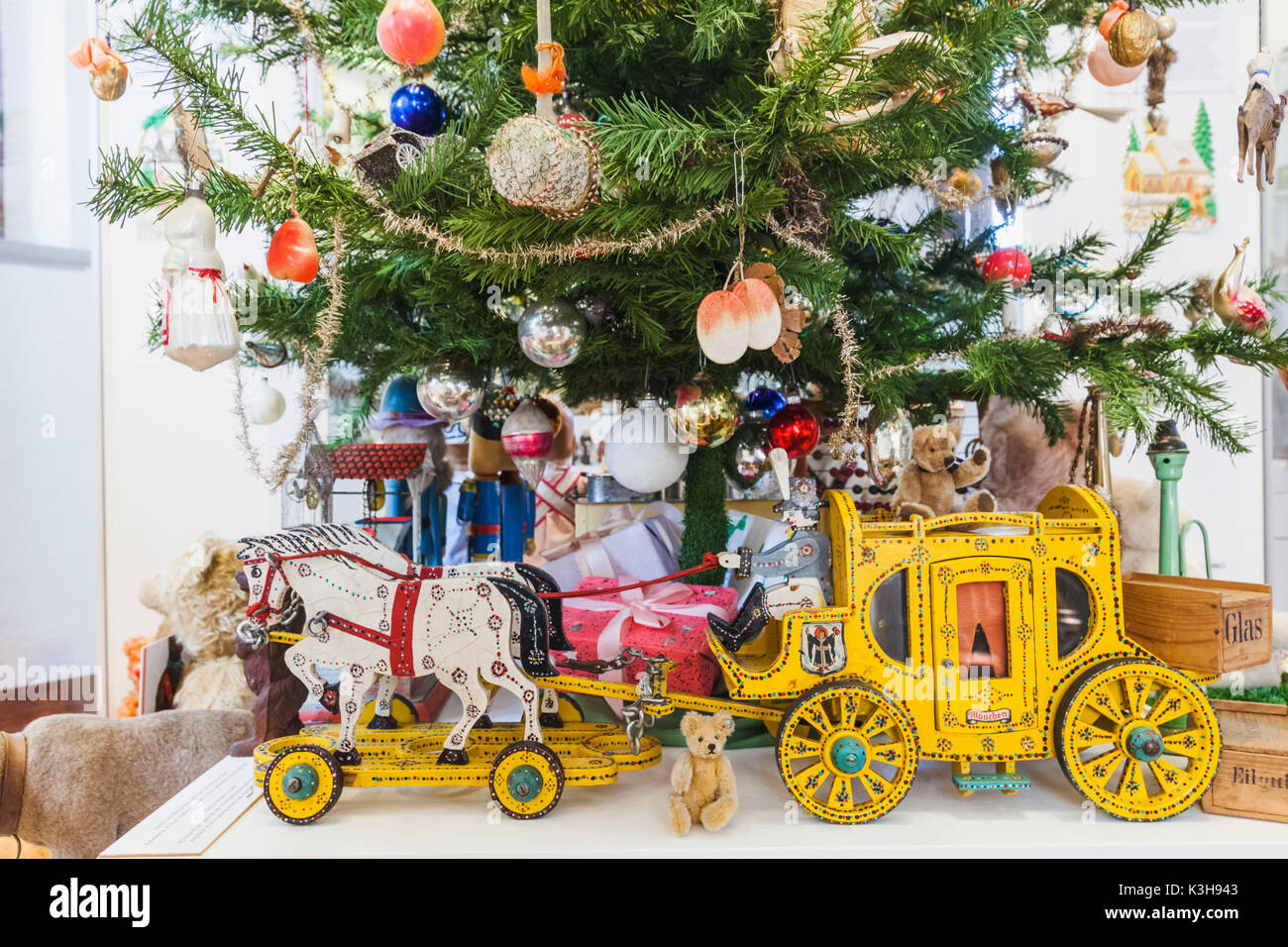 Germany, Bavaria, Munich, Marienplatz, Ancien hôtel de ville, le Musée du Jouet et Teddy (Spielzeugmuseum), pièce d'arbre de Noël et des jouets pour enfants Historique Banque D'Images