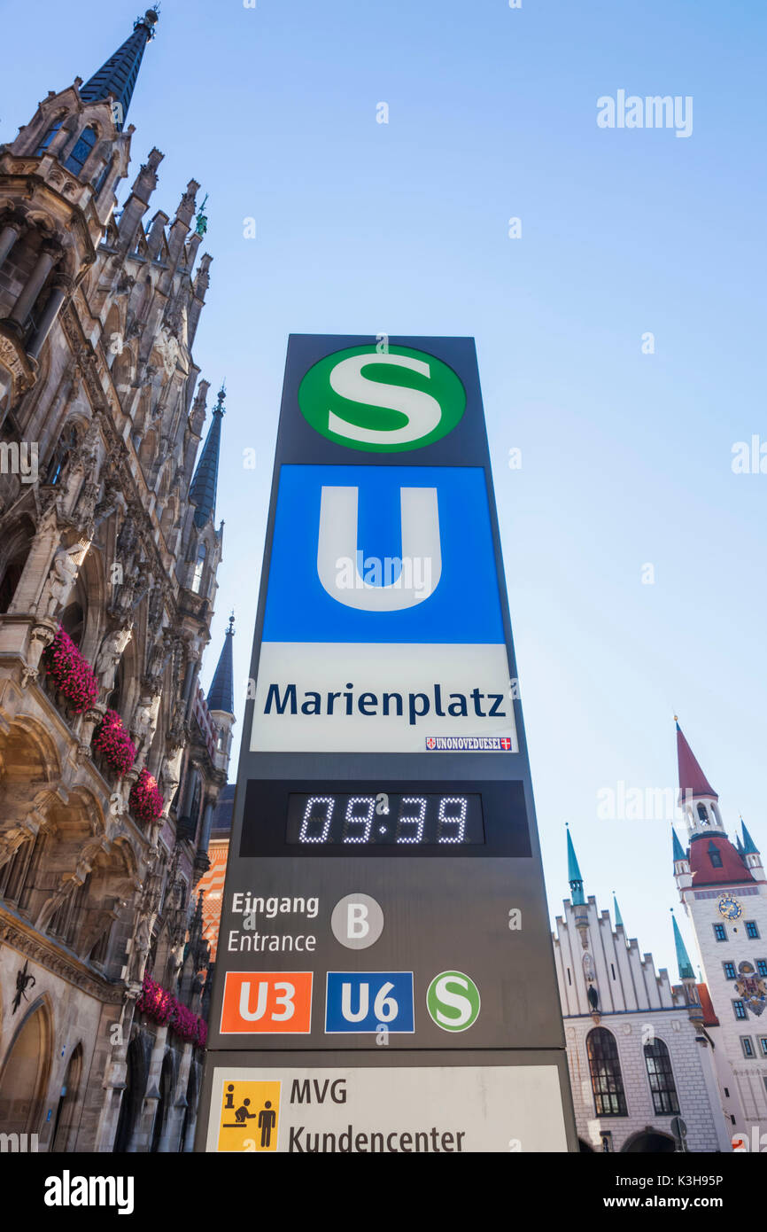 Germany, Bavaria, Munich, La Place Marienplatz, le panneau d'entrée de Métro Banque D'Images