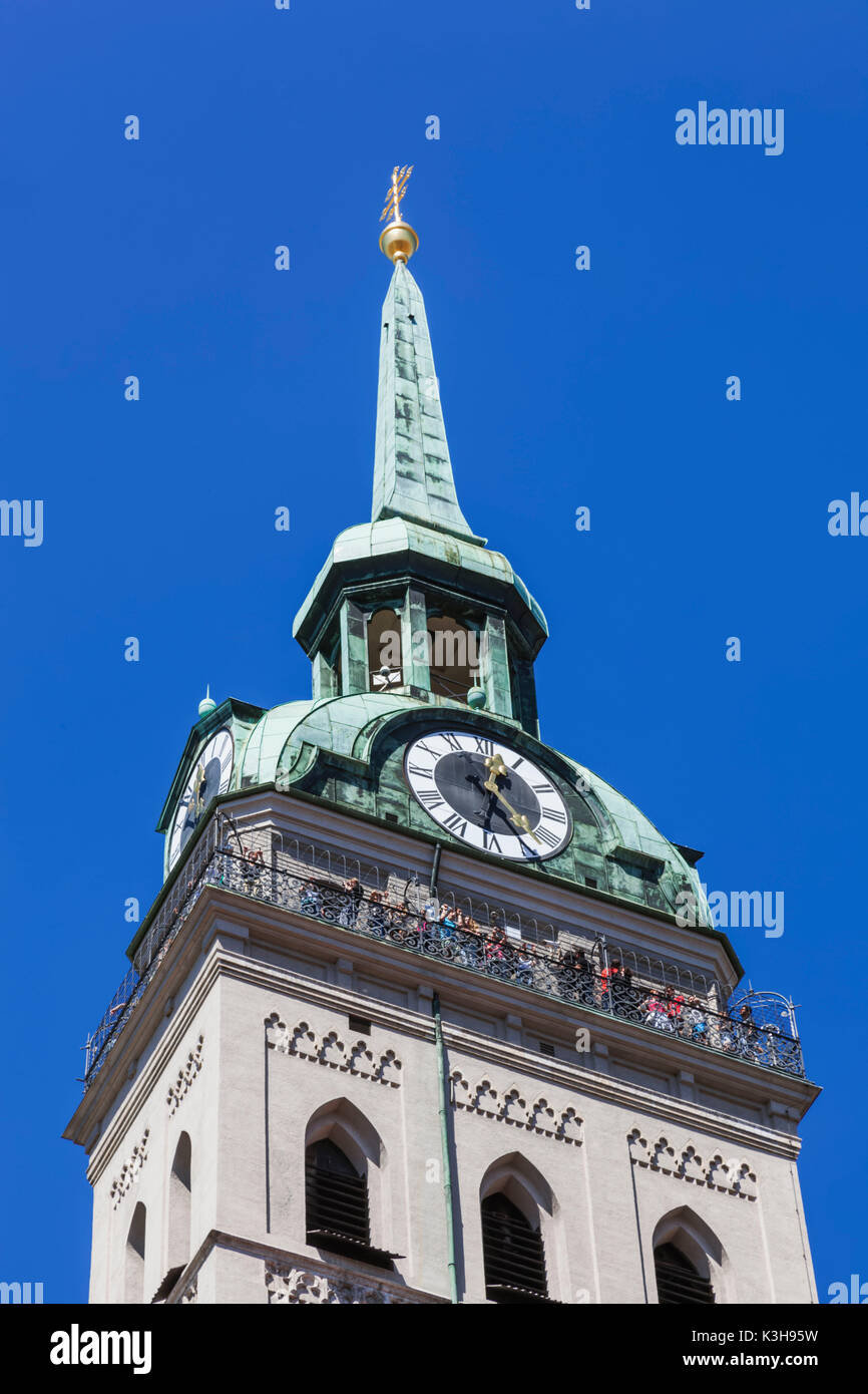 Germany, Bavaria, Munich, Marienplatz, l'église St Pierre, Tour de l'horloge Banque D'Images