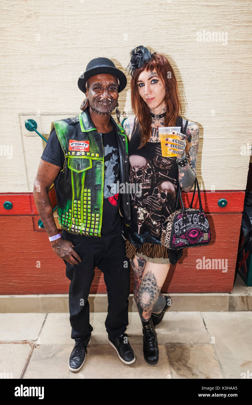 L'Angleterre, Londres, London Convention de Tatouage, Couple avec perforation de corps Banque D'Images