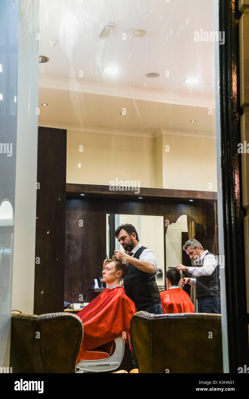 L Angleterre Londres La Ville Le Salon De Coiffure Pour Hommes Photo Stock Alamy