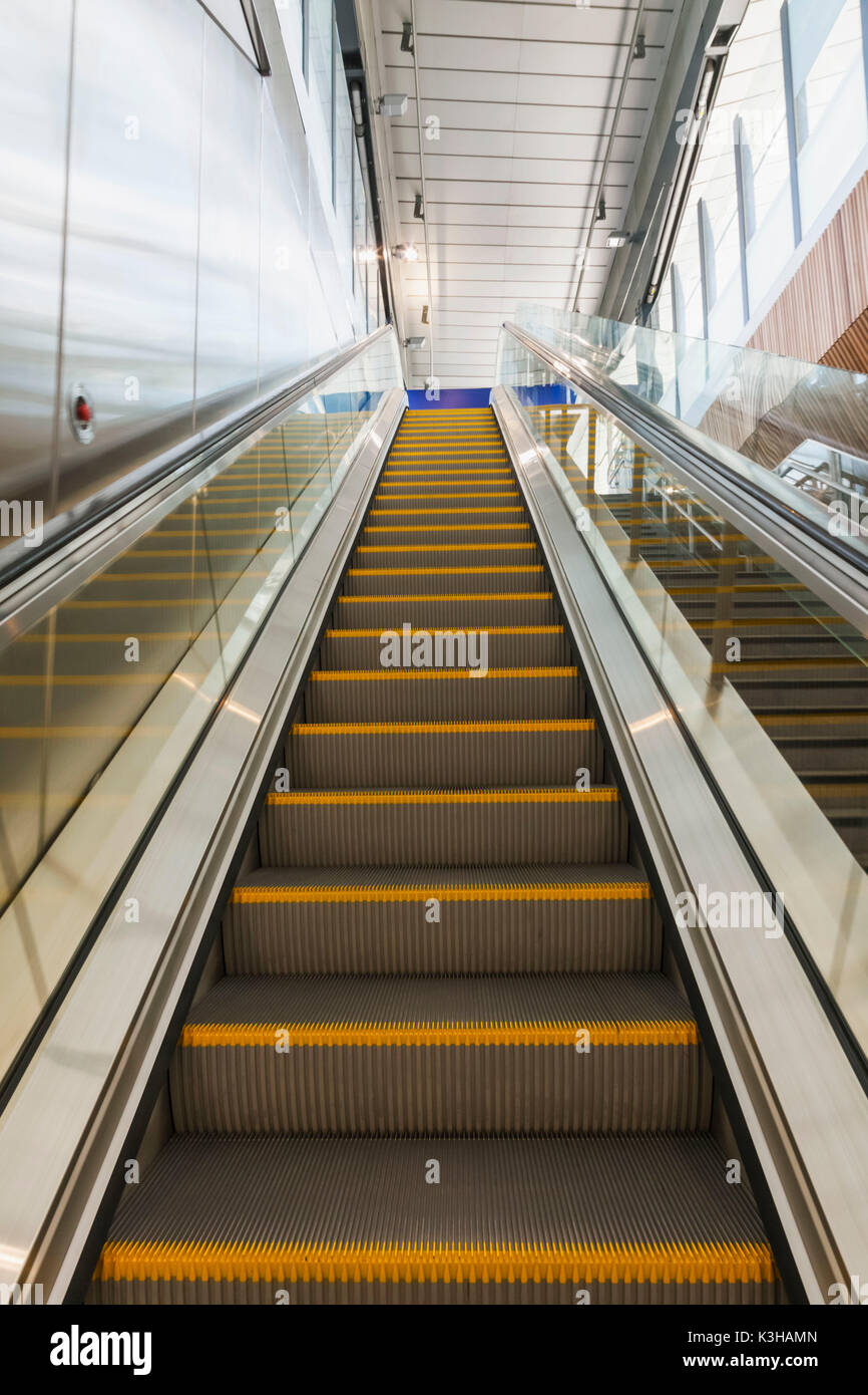 L'Angleterre, Londres, Southwark, London Bridge station, l'Escalator de la plate-forme Banque D'Images
