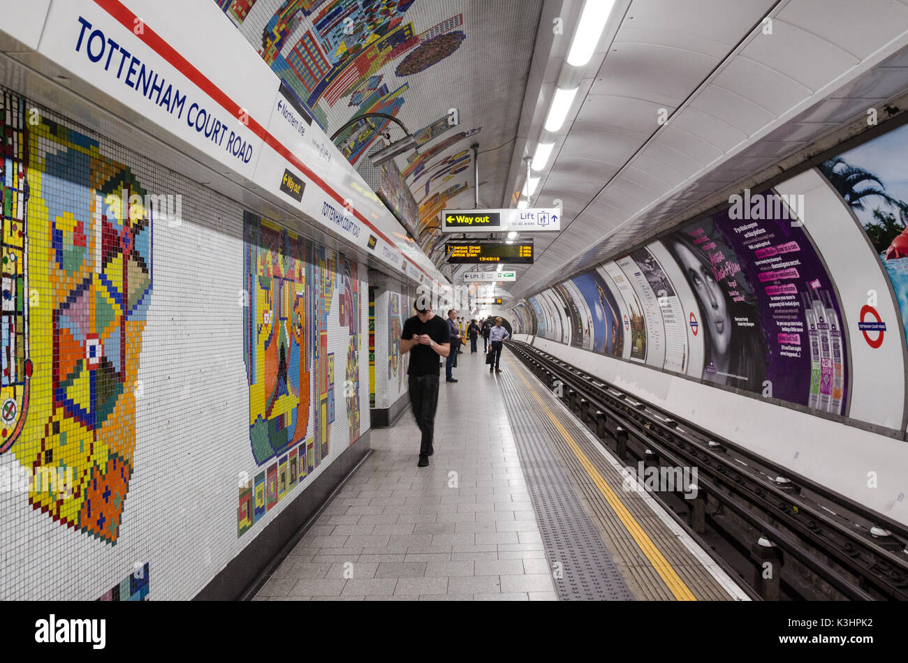 Une plate-forme tranquille à Tottenham Court Road Station de métro de Londres sur la Central Line. Banque D'Images