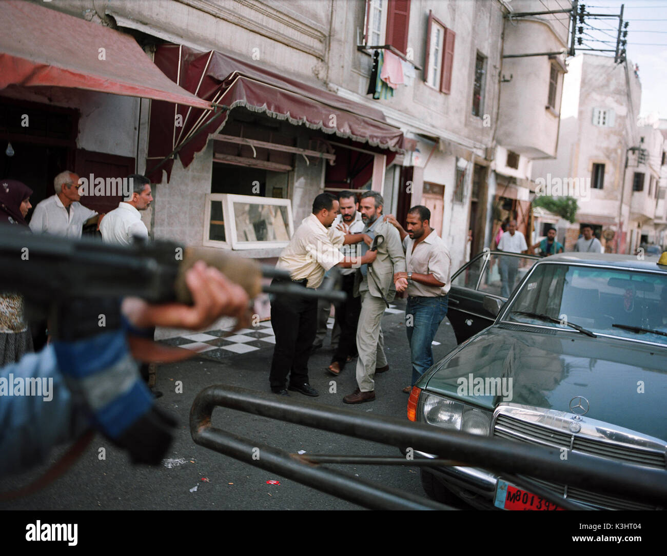 SYRIANA GEORGE CLOONEY GEORGE CLOONEY dans Warner Bros. Le thriller politique Syriana, avec Matt Damon et Jeffrey Wright. LES PHOTOGRAPHIES DOIVENT ÊTRE UTILISÉES UNIQUEMENT À DES FINS PUBLICITAIRES, PROMOTIONNELLES, PUBLICITAIRES OU CRITIQUES DE CE FILM SPÉCIFIQUE ET RESTER LA PROPRIÉTÉ DU STUDIO. NON DESTINÉ À LA VENTE OU À LA REDISTRIBUTION. Date : 2005 Banque D'Images