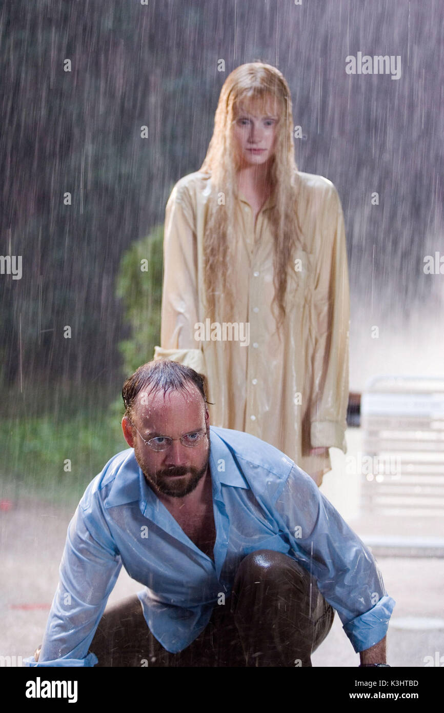 Sur la photo : Paul Giamatti et Bryce Dallas Howard à Warner Bros Pictures et Legendary Pictures' ?Dame dans l'eau, ? Distribué par Warner Bros Pictures. Dame DANS L'EAU [2006] Paul Giamatti, Bryce Dallas Howard Date : 2006 Banque D'Images