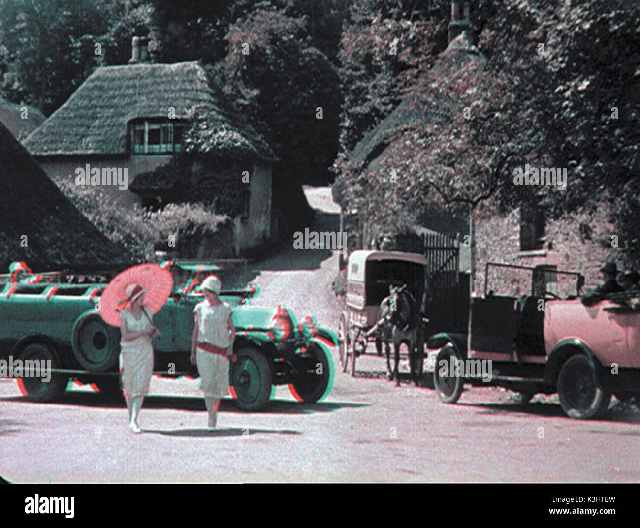 La route ouverte ce cadre à partir de la série est l'une des lacunes du système. Là où il y a du mouvement dans la voiture comme on le voit ici, les deux couleurs tendent à montrer le récif qui est particulièrement visible sur les roues de voiture. Remarque Il n'y a pas de récif sur les objets immobiles comme le cheval et le chariot et le moteur van. Date : 1926 Banque D'Images