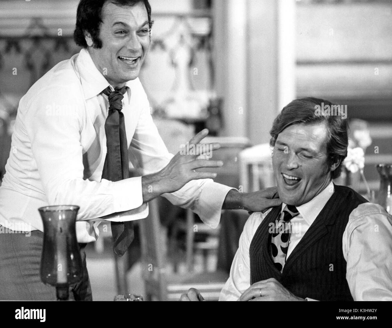 THE PERSUADERS ! ] TONY CURTIS que Danny Wilde, Roger Moore comme Brett Sinclair Banque D'Images