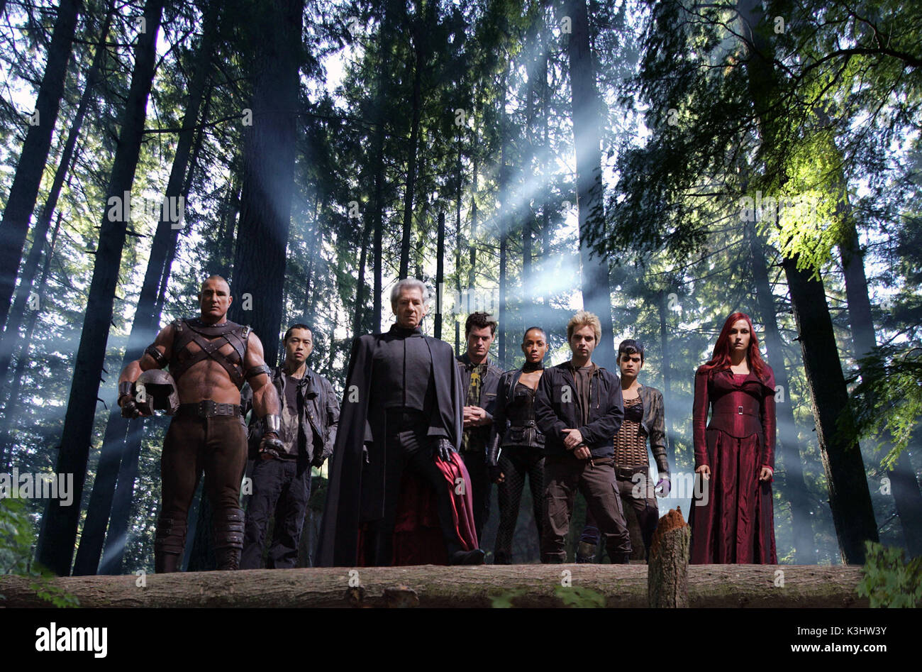 X-Men : THE LAST STAND La Confrérie des mauvais mutants &# xd0 ; Juggernaut (Vinnie Jones), Kid Omega (Ken Leung), Magneto (Ian McKellen), l'homme Multiple (Eric Dane), Callisto (Dania Ramirez), PYRO (Aaron Stanford) et (Arclight Omahyra) &# xd0 ; sont rejoints par Jean Gray/Dark Phoenix (Famke Janssen), comme ils prêt pour la guerre pour mettre fin à toutes les guerres. X-Men : THE LAST STAND Date : 2006 Banque D'Images