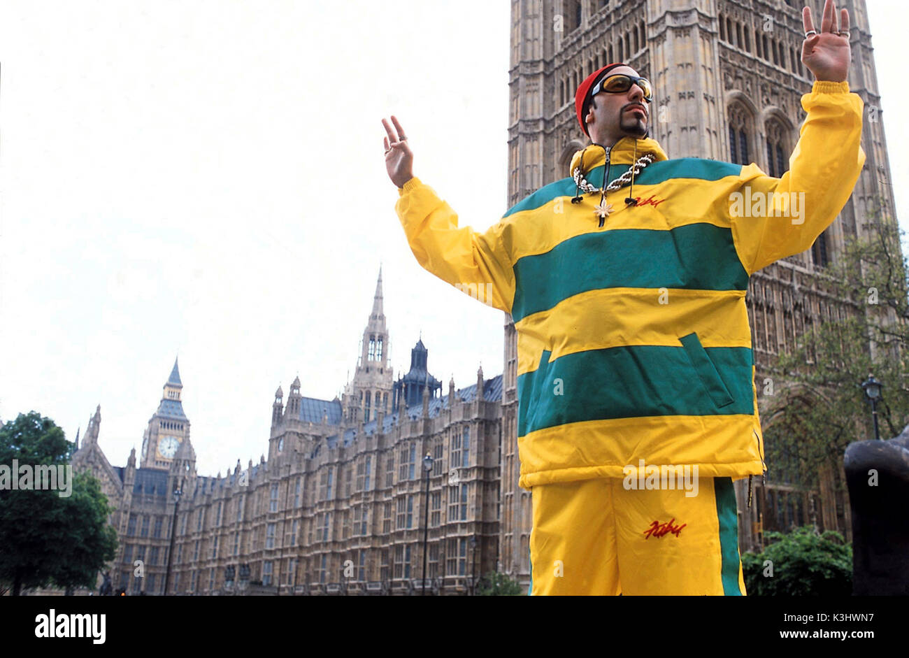 Qualité : 2e génération. Titre du film : Ali G Inda House. Photo : ALI G devant les chambres du Parlement, Londres. Crédit photo : Giles Keyte. Copyright : Universal Pictures International 2001. Pour plus d'informations : veuillez contacter votre bureau de presse UIP local. ALI G INDA HOUSE photographié : ALI G (SACHA BARON COHEN) devant les chambres du Parlement, Londres. Qualité : 2e génération. Titre du film : Ali G Inda House. PHOTO : ALI G (SACHA date : 2001 Banque D'Images