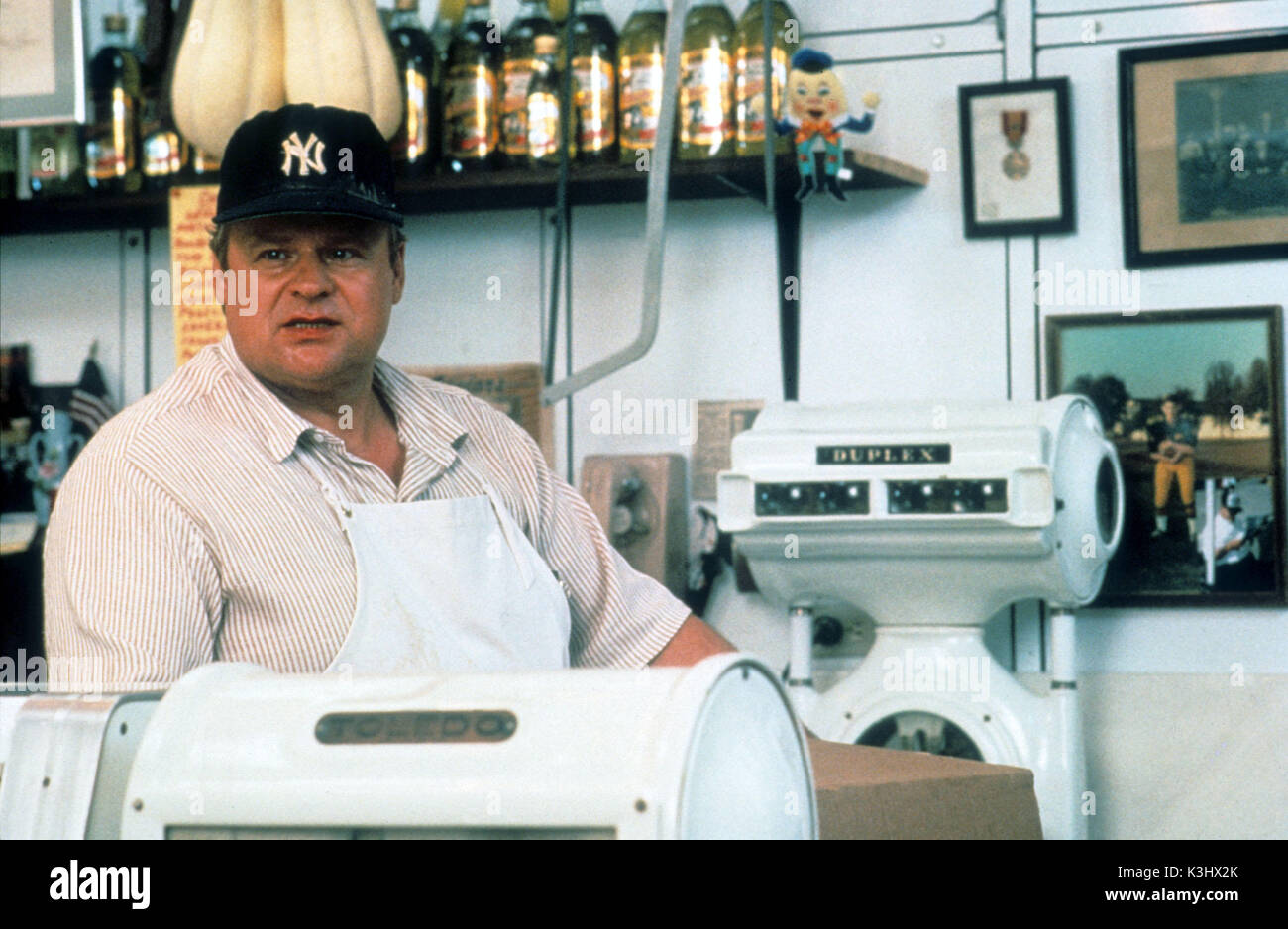 THE BUTCHER'S WIFE [US] 1991 GEORGE DZUNDZA Date : 1991 Banque D'Images