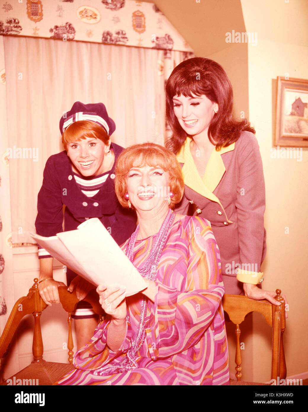 BEWITCHED JUDY CARNE et Marlo THOMAS visiter AGNES MOOREHEAD on set Banque D'Images