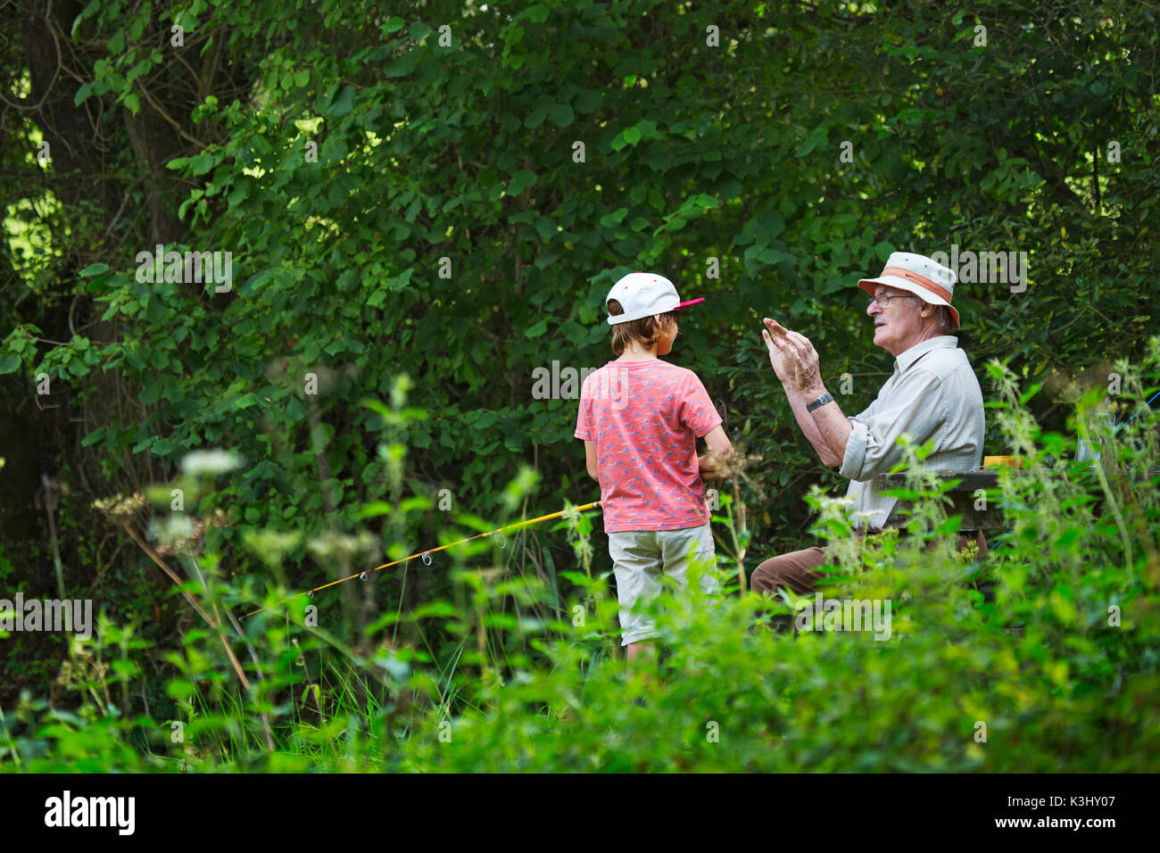 Un grand-père à la pêche avec son petit-fils Banque D'Images