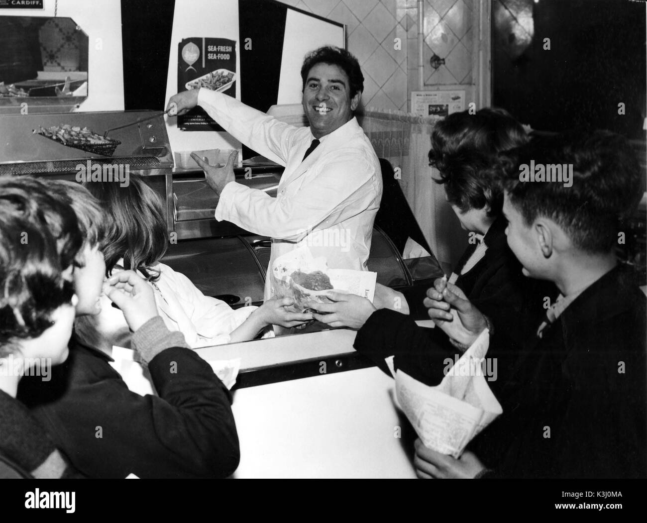 Terre de chanson IVOR EMMANUEL en tant que titulaire chip shop Banque D'Images