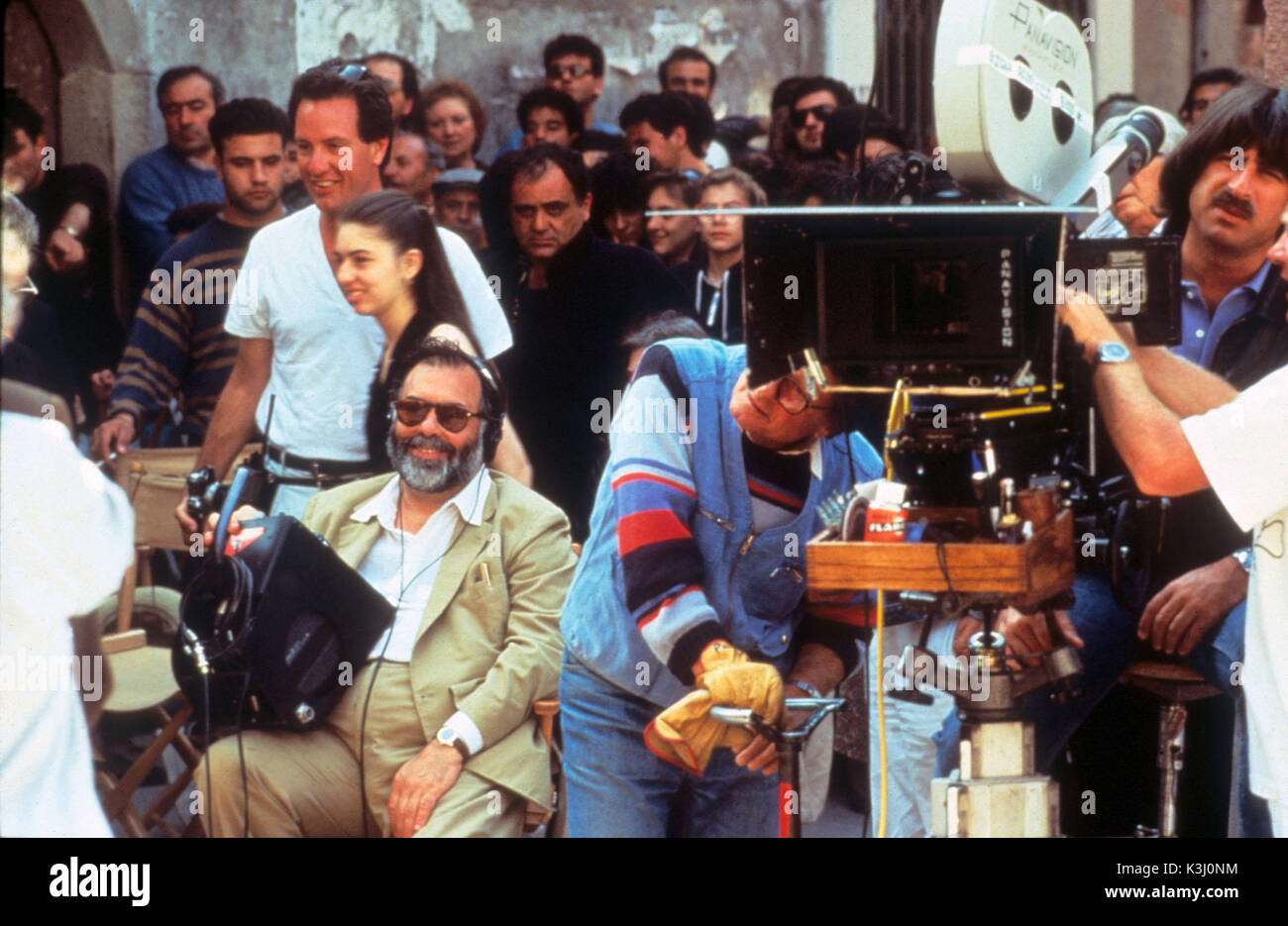 THE Godfather : Part III Réalisateur Francis Ford Coppola assis au centre gauche avec sa fille, l'actrice Sophia Coppola, directeur et se tenant derrière lui Date : 1993 Banque D'Images