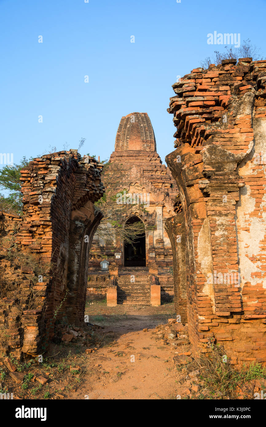 Shwe leik trop temple et gate à Bagan, Myanmar (Birmanie), du point de vue de l'avant dans la matinée. Banque D'Images Shwe leik trop temple et gate à Bagan, Myanmar (Birmanie), du point de vue de l'avant dans la matinée. Banque D'Images