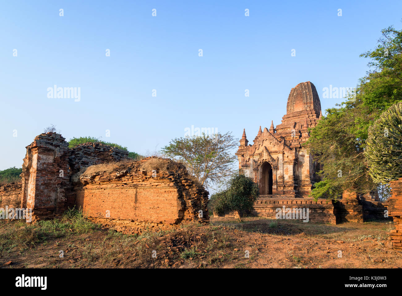 Shwe leik trop temple et ruines de l'enceinte à Bagan, Myanmar (Birmanie) dans la matinée. Banque D'Images Shwe leik trop temple et ruines de l'enceinte à Bagan, Myanmar (Birmanie) dans la matinée. Banque D'Images