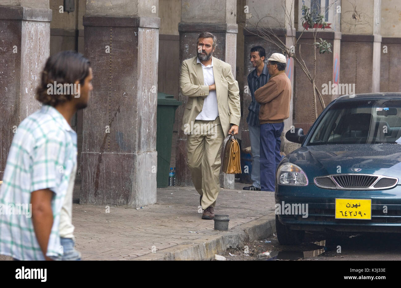 SYRIANA GEORGE CLOONEY GEORGE CLOONEY dans Warner Bros. Le thriller politique Syriana, avec Matt Damon et Jeffrey Wright. LES PHOTOGRAPHIES DOIVENT ÊTRE UTILISÉES UNIQUEMENT À DES FINS PUBLICITAIRES, PROMOTIONNELLES, PUBLICITAIRES OU CRITIQUES DE CE FILM SPÉCIFIQUE ET RESTER LA PROPRIÉTÉ DU STUDIO. NON DESTINÉ À LA VENTE OU À LA REDISTRIBUTION. Date : 2005 Banque D'Images