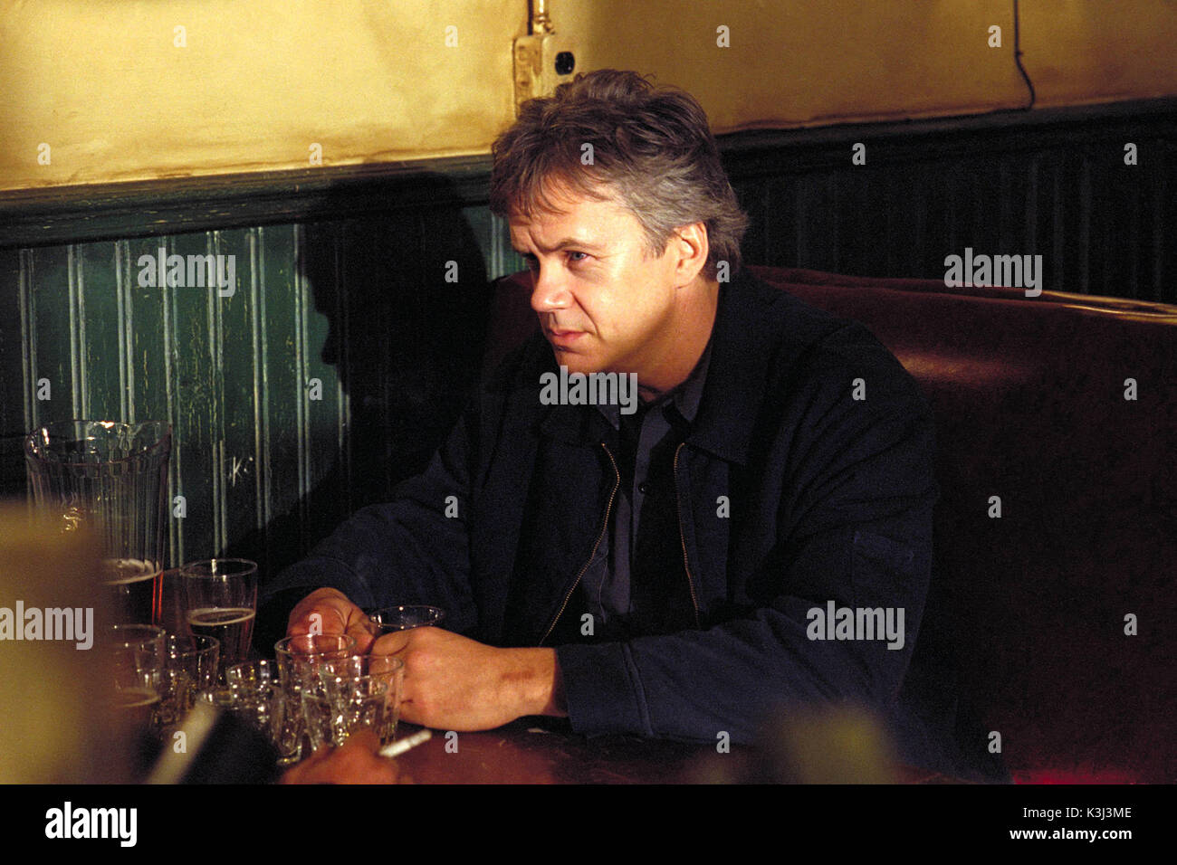 Qualité : Original. Titre du film : Mystic River. TIM ROBBINS joue dans Warner Bros. Picturess' et Village Roadshow Pictures's Drama Mystic River, a Malpaso production mettant également en vedette Sean Penn, Kevin Bacon et Laurence Fishburne. Photo : Merie W. Wallace. Droit d'auteur : Warner Bros. Photos 2003. MYSTIC RIVER [US 2003] TIM ROBBINS qualité : Original. Titre du film : Mystic River. TIM ROBBINS joue dans Warner Bros. Picturess' et Village Roadshow Pictures's Drama Mystic River, a Malpaso production mettant également en vedette Sean Penn, Kevin Bacon et Laurence Fishburne. Photo : Merie W. Wallace. Droit d'auteur : Warner Bro Banque D'Images