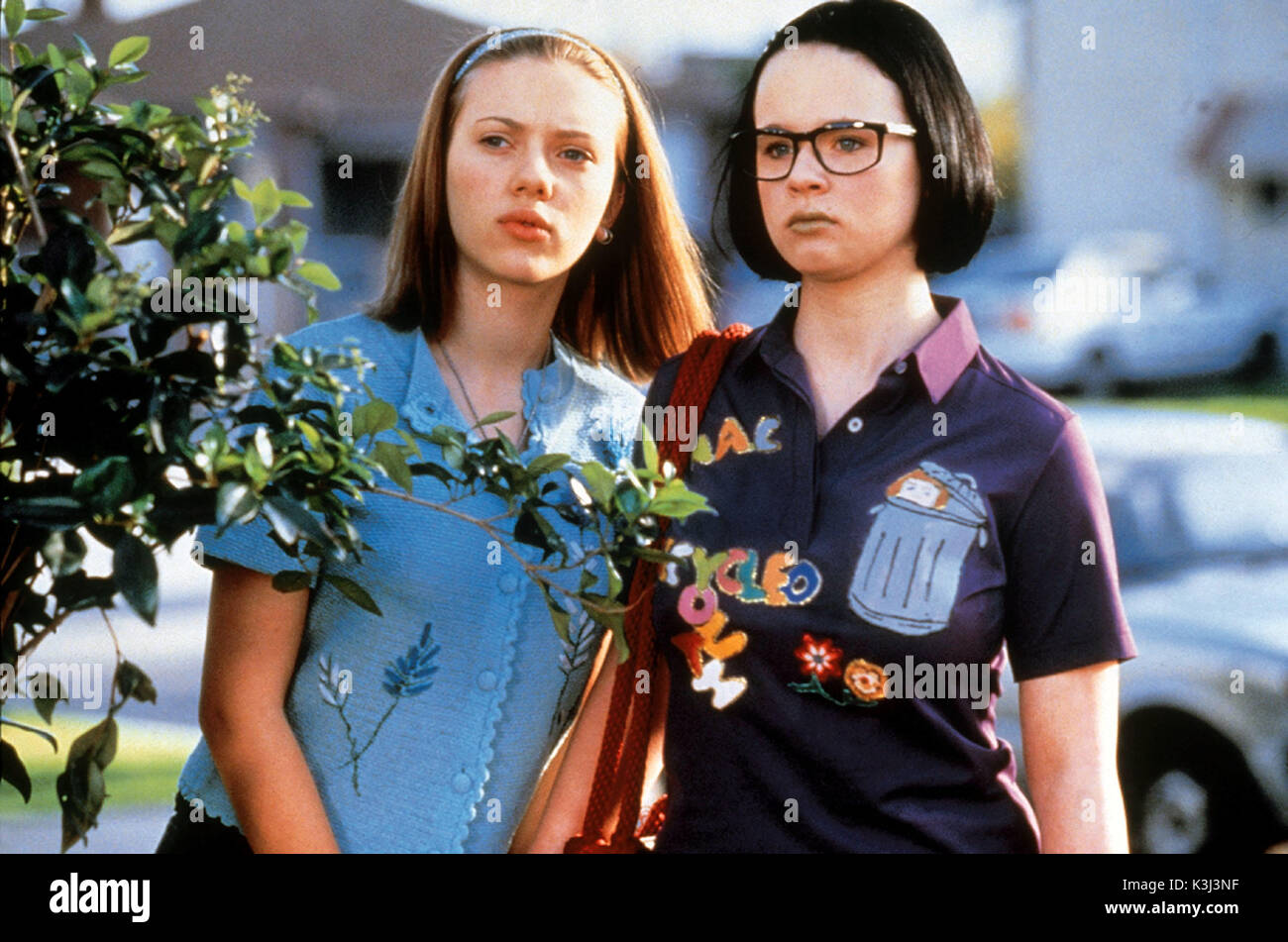 Qualité : 2e génération. Titre du film : Ghost World. Sur la photo : Scarlett Johansson joue Rebecca et Thora Birch joue Enid. 15 Certificat, Durée 112 minutes. Pour de plus amples renseignements, veuillez contacter le Bureau de presse de l'icône sur 020 7494 8158/8190. GHOST WORLD Scarlett Johansson, THORA BIRCH Date : 2001 Banque D'Images