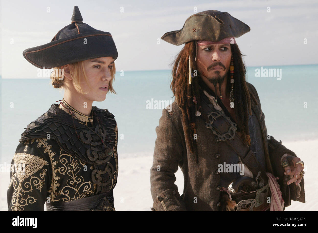 De gauche à droite : Elizabeth Swan (Keira Knightley) et Captain Jack Sparrow (Johnny Depp), dans une scène de PIRATES OF THE CARIBBEAN : AT WORLd'S END, réalisé par Gore Verbinski et produit par Jerry Bruckheimer, d'après un scénario écrit par Ted Elliott et Terry Rossio. PIRATES DES CARAÏBES : AT WORLd'S END [US 2007] alias PIRATES DES CARAÏBES 3 KEIRA KNIGHTLEY dans le rôle d'Elizabeth Swan, JOHNNY DEPP dans le rôle du capitaine Jack Sparrow photographié G-R : Elizabeth Swan (Keira Knightley) et le capitaine Jack Sparrow (Johnny Depp), dans une scène de PIRATES DES CARAÏBES: AT WORLd'S END, réalisé par Gore Verbinski A. Banque D'Images