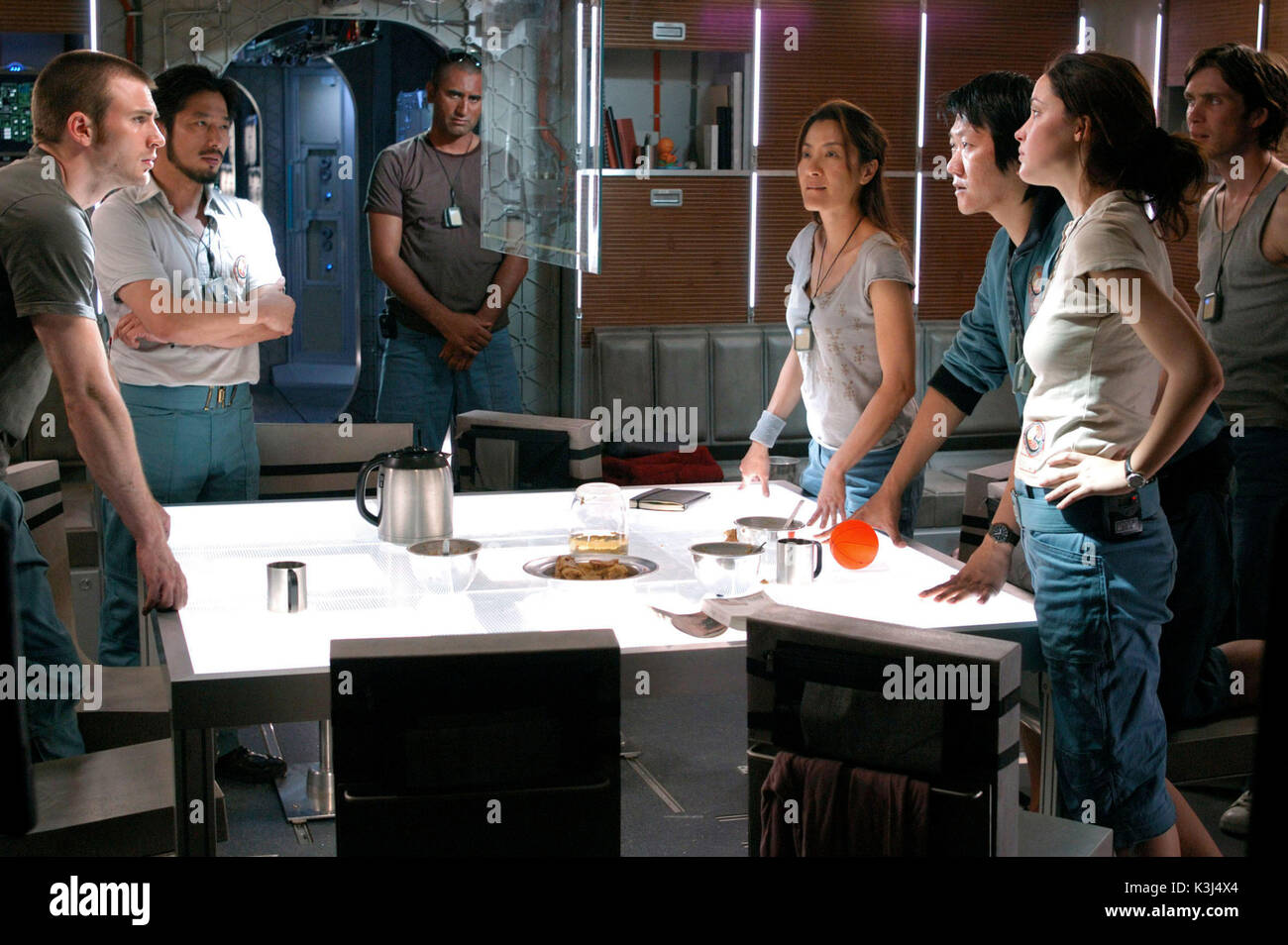 SUNSHINE [BR / US 2007] [L-R] Chris Evans, HIROYUKI SANADA, TORY GARITY [dans l'arrière-plan, le centre], Michelle Yeoh, ROSE BYRNE, BENEDICT WONG, Cillian Murphy [droit] Banque D'Images